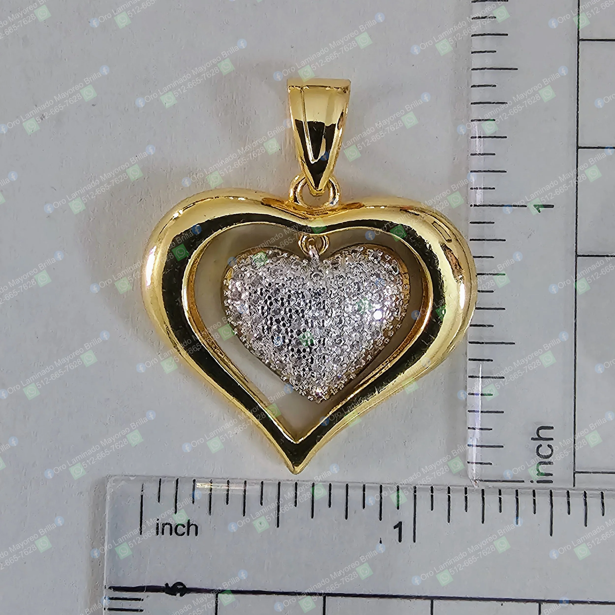 corazon Dije doble de corazón color oro con corazón interior color plata y piedras decorativas visibles | Gold color double heart pendant with silver color center and visible decorative stones