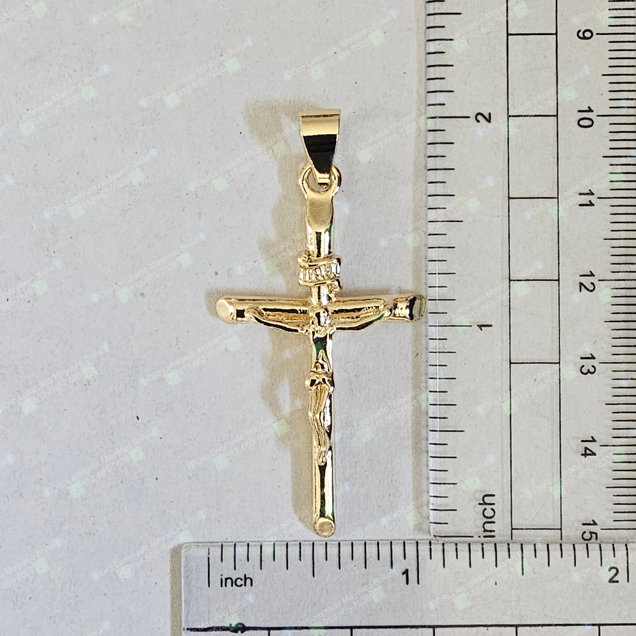 Dije crucifijo clásico color oro con diseño religioso | Gold color classic crucifix pendant with religious design