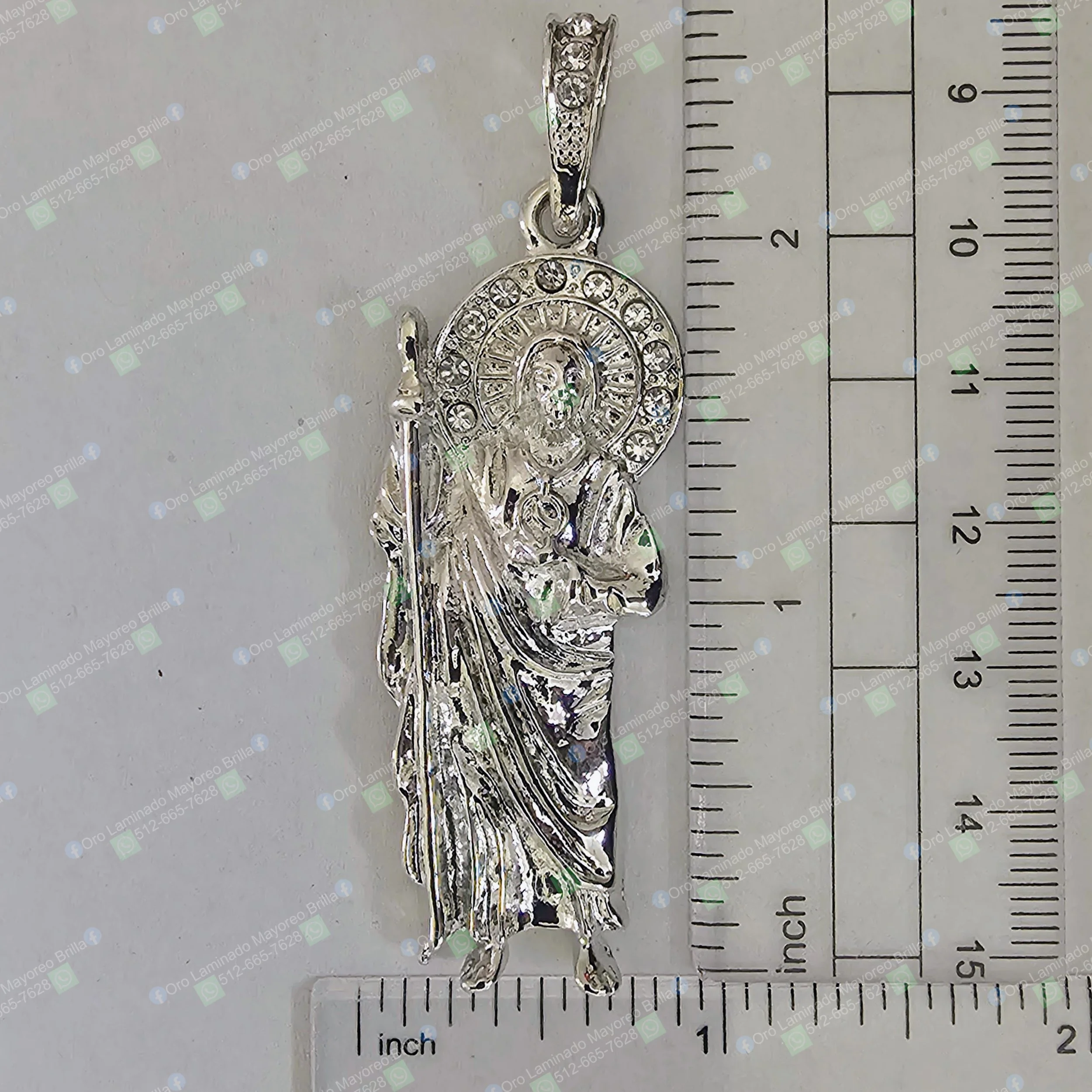 Dije religioso San Judas plateado con piedras brillantes | Silver Saint Jude religious pendant with sparkling stones