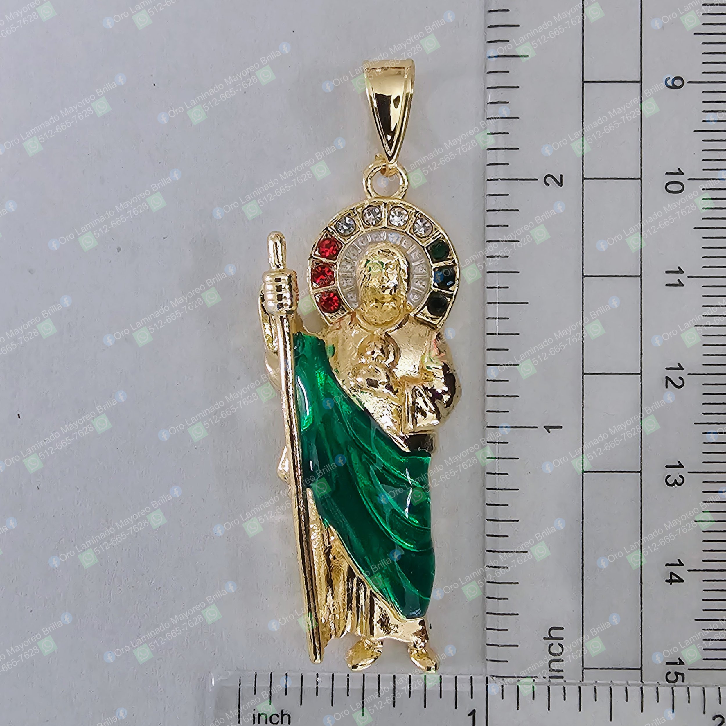 Dije San Judas color oro con túnica verde y halo brillante | Saint Jude gold color pendant with green robe and sparkling halo