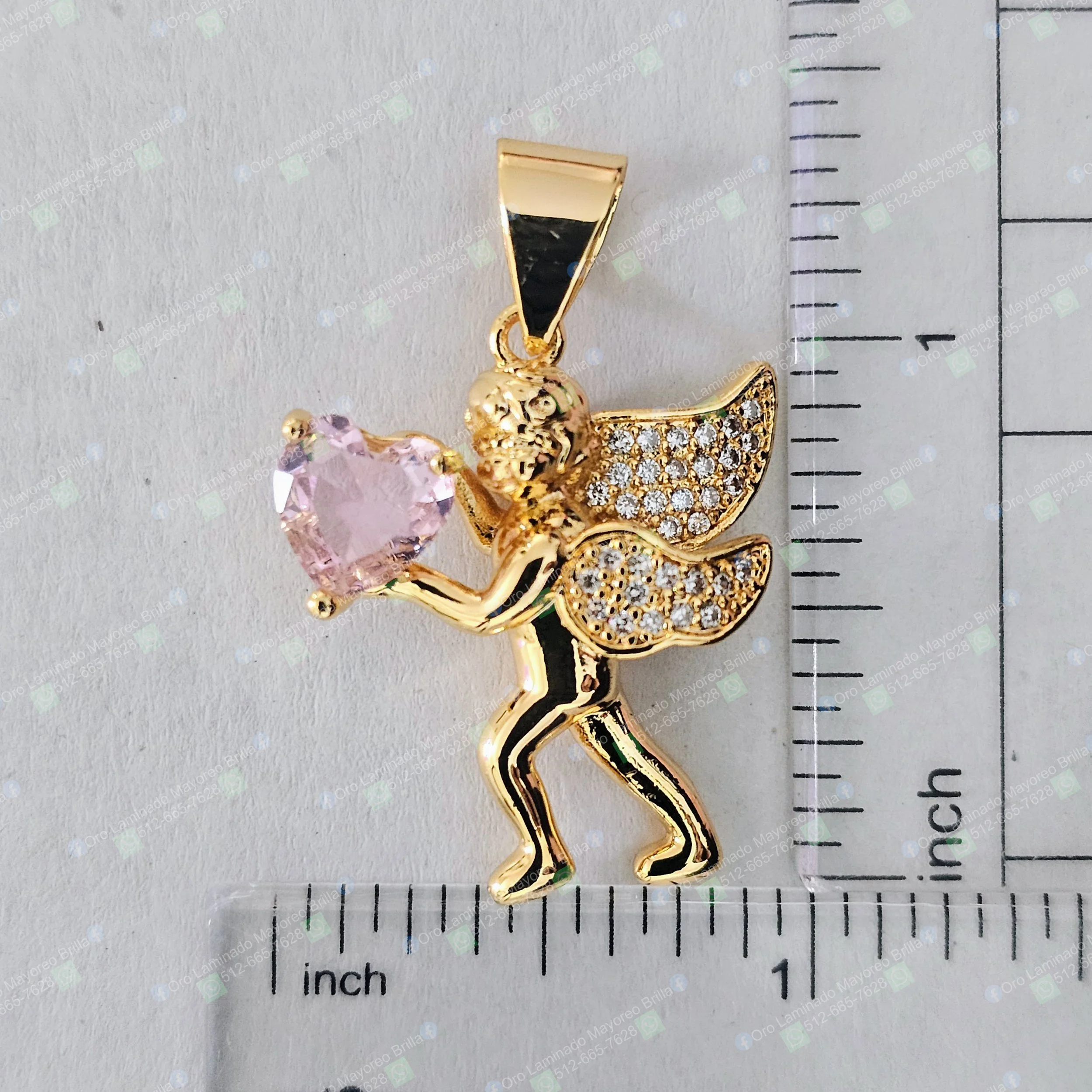 Dije ángel color oro con corazón rosa y alas brillantes | Gold color angel pendant with pink heart and sparkling wings