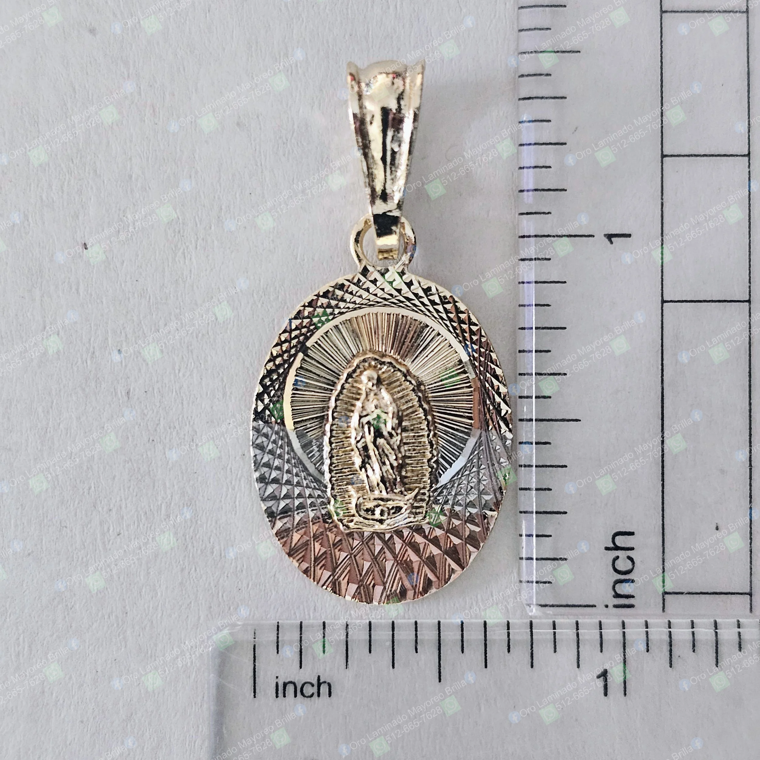 Dije ovalado Virgen de Guadalupe tricolor con detalles grabados | Tricolor oval Virgin Mary pendant with engraved details