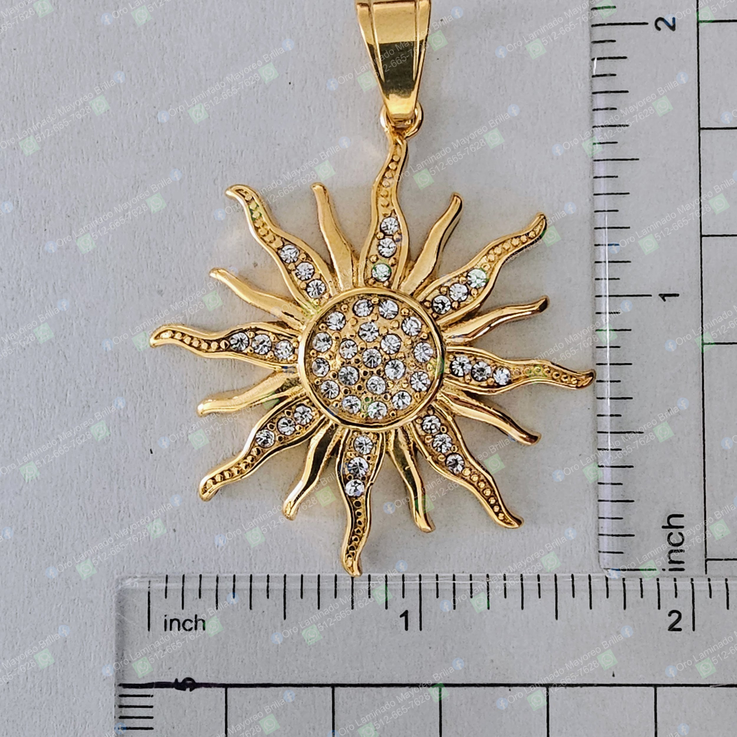 Dije de sol acero inoxidable color oro con piedras brillantes | Gold color stainless steel sun pendant with sparkling stones