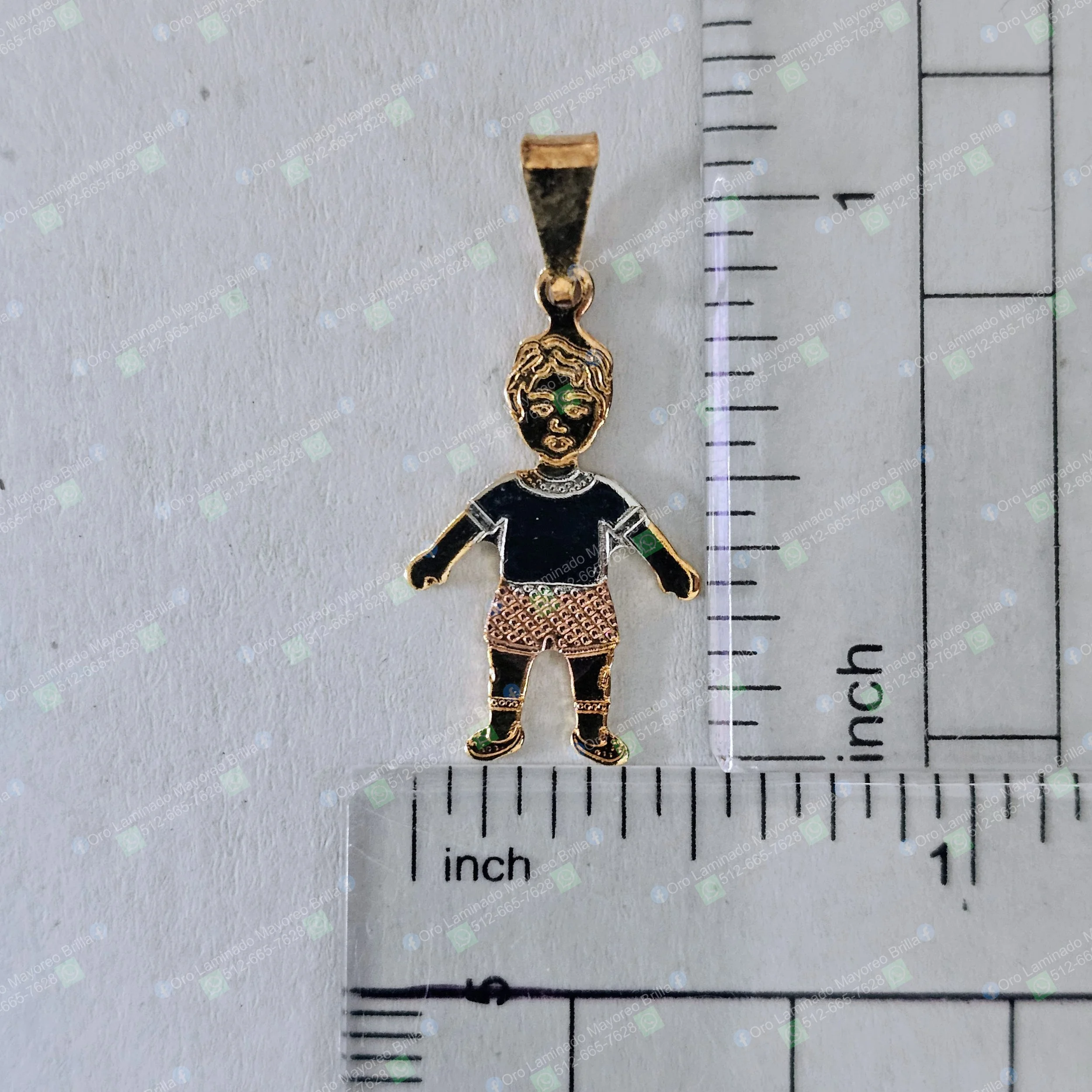 Dije figura de niño color oro con esmalte multicolor visible | Gold color child figure pendant with visible multicolor enamel