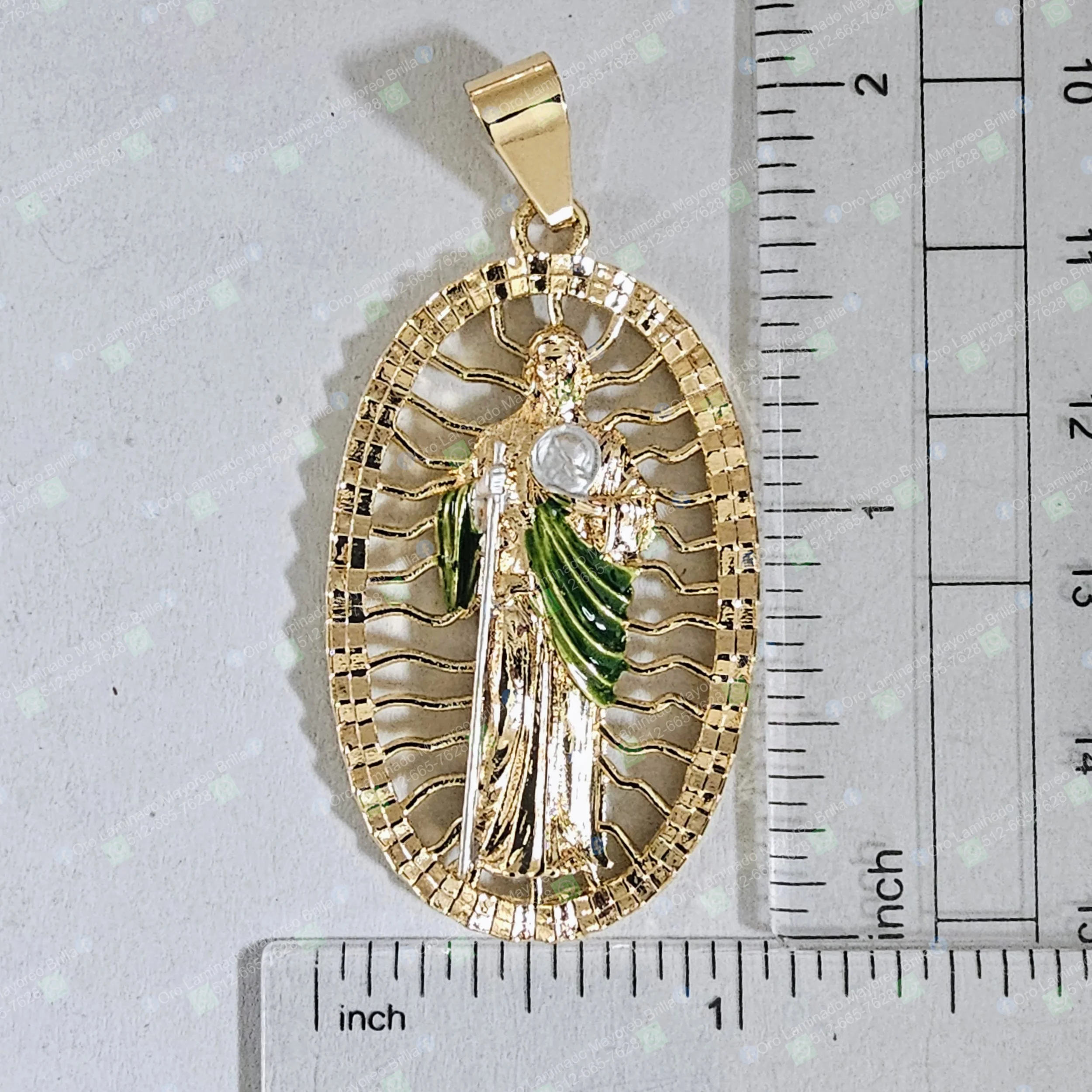 Dije ovalado San Judas color oro con detalles verdes | Oval Saint Jude gold color pendant with green details