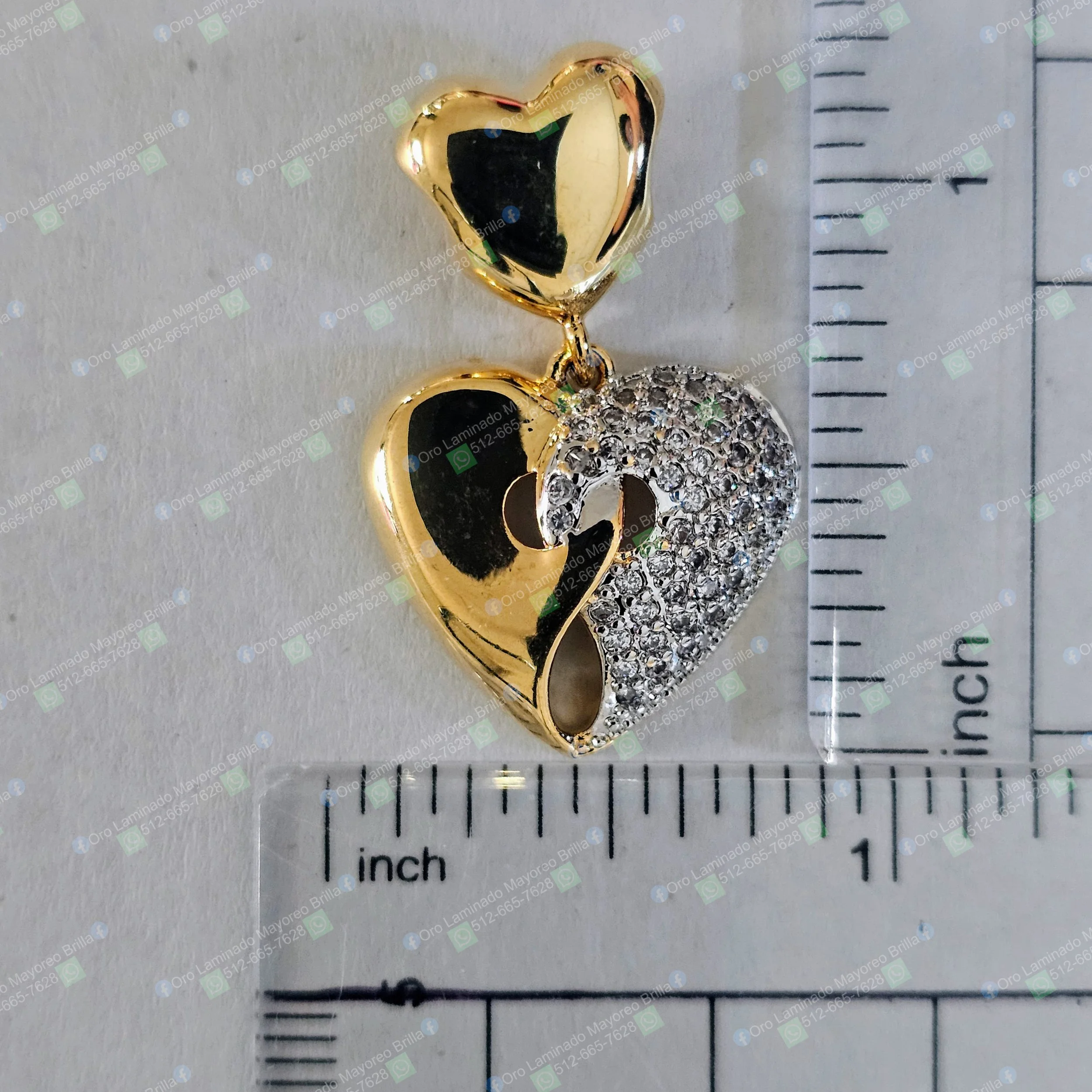 corazon Dije de corazón doble tono color oro con piedras decorativas visibles y diseño entrelazado | Two-tone gold color heart pendant with visible decorative stones and intertwined design