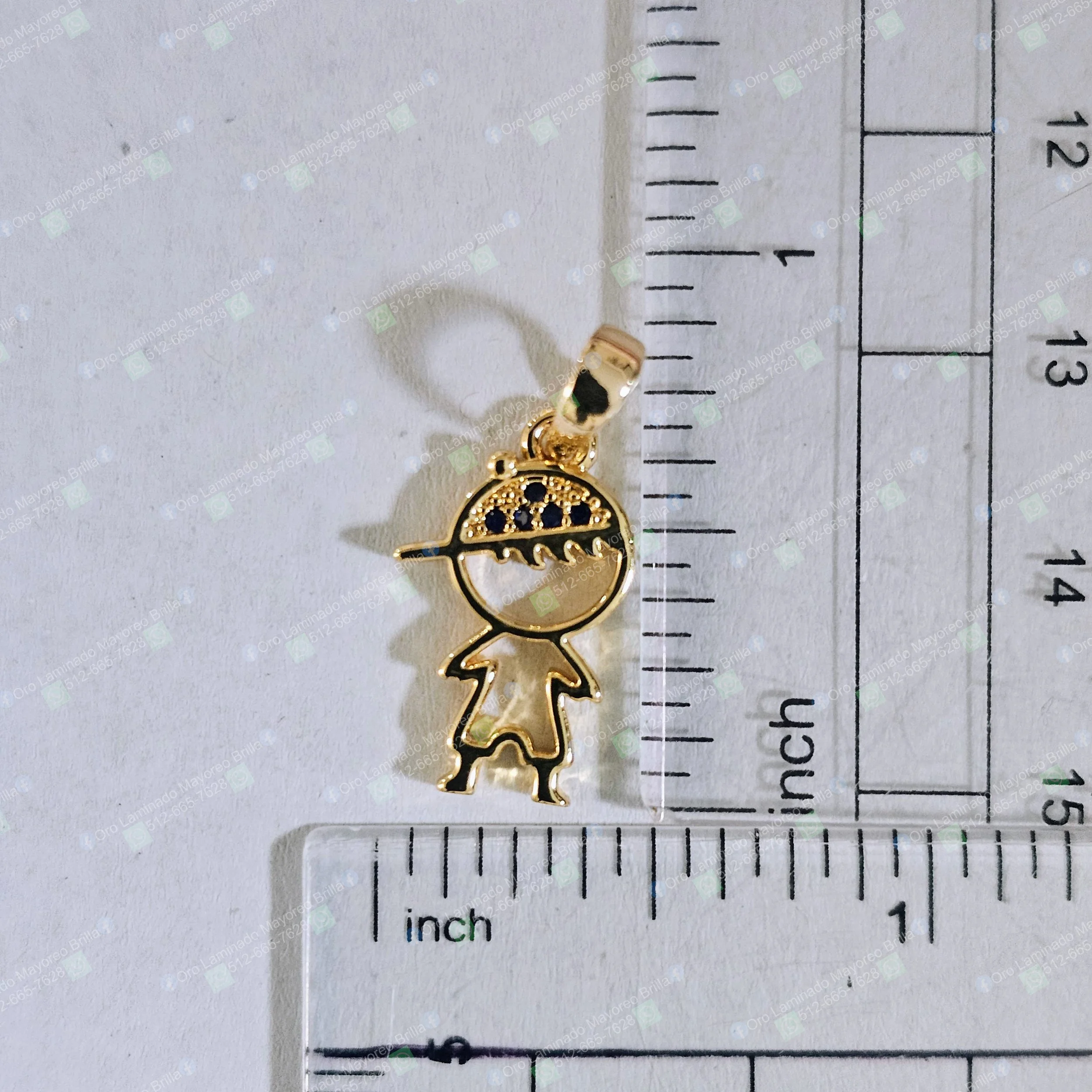 Dije figura de niño con gorra y piedras decorativas en color oro | Gold color boy figure pendant with cap and decorative stones
