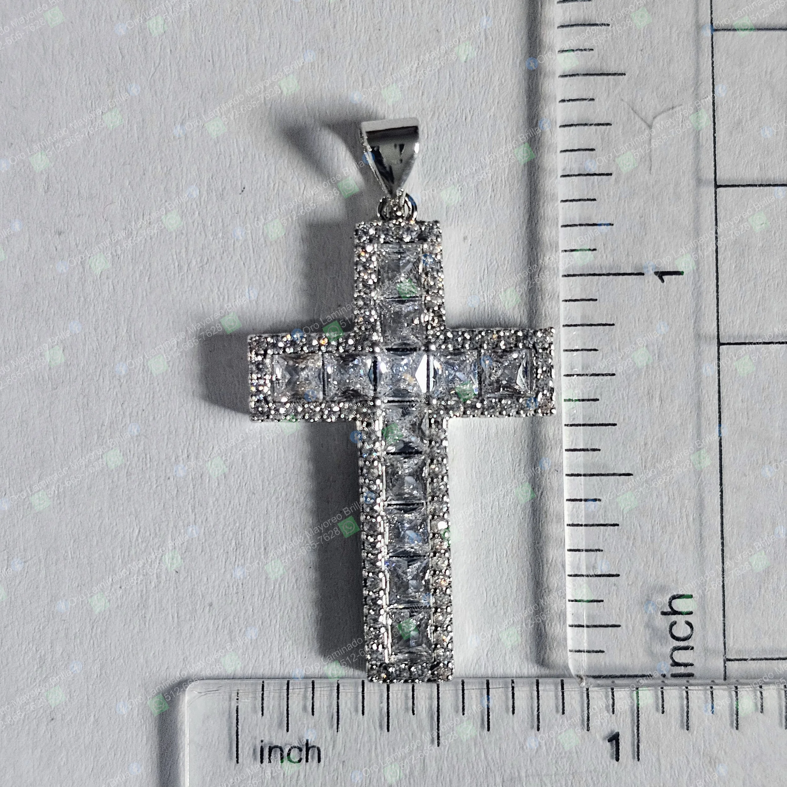 Dije cruz color plata con piedras decorativas visibles y diseño rectangular | Silver color cross pendant with visible decorative stones and rectangular design
