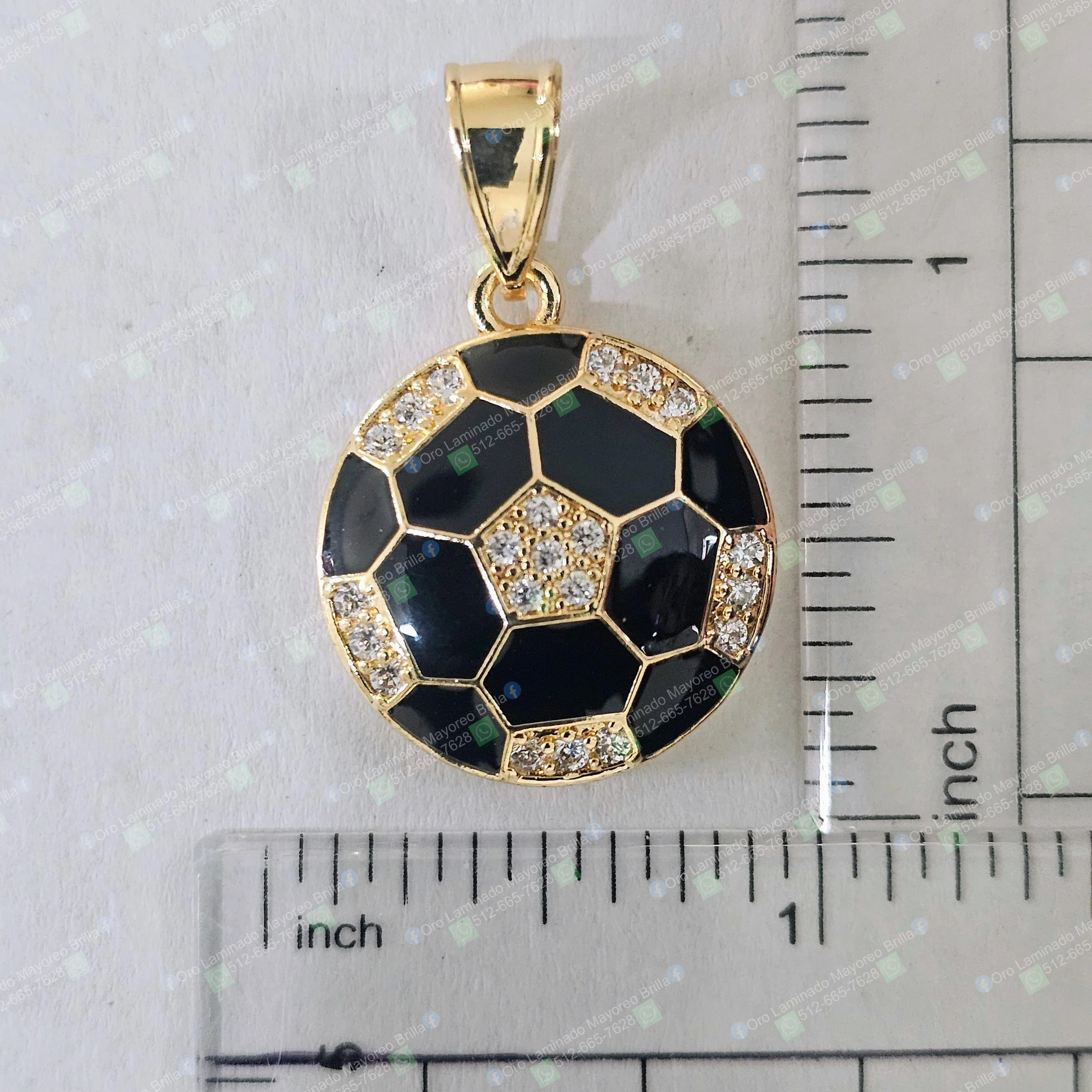 Dije balón de fútbol color oro con diseño negro y piedras decorativas visibles | Gold color soccer ball pendant with black design and visible decorative stones