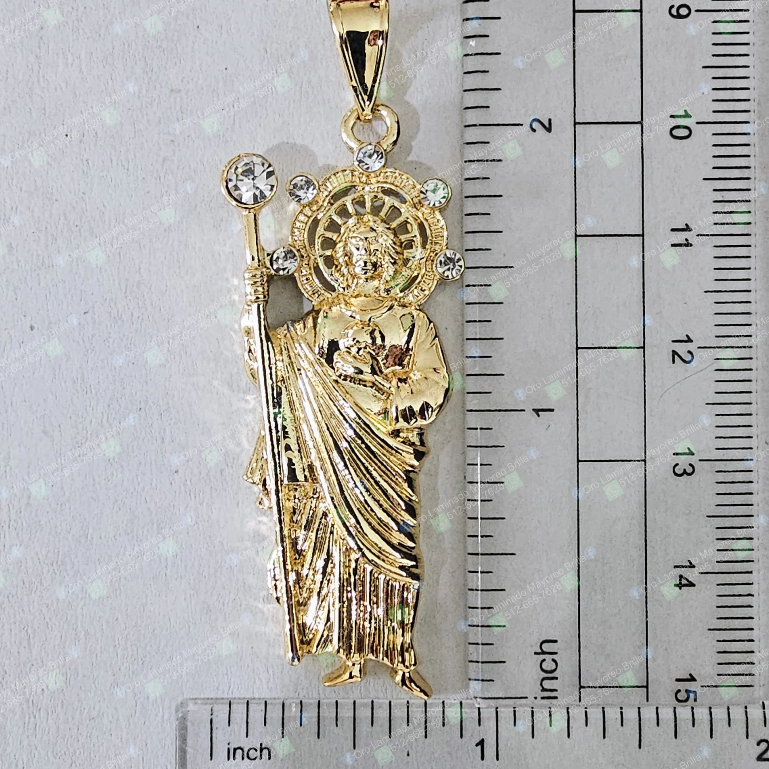 Dije religioso San Judas color oro con piedras brillantes | Gold color Saint Jude religious pendant with sparkling stones