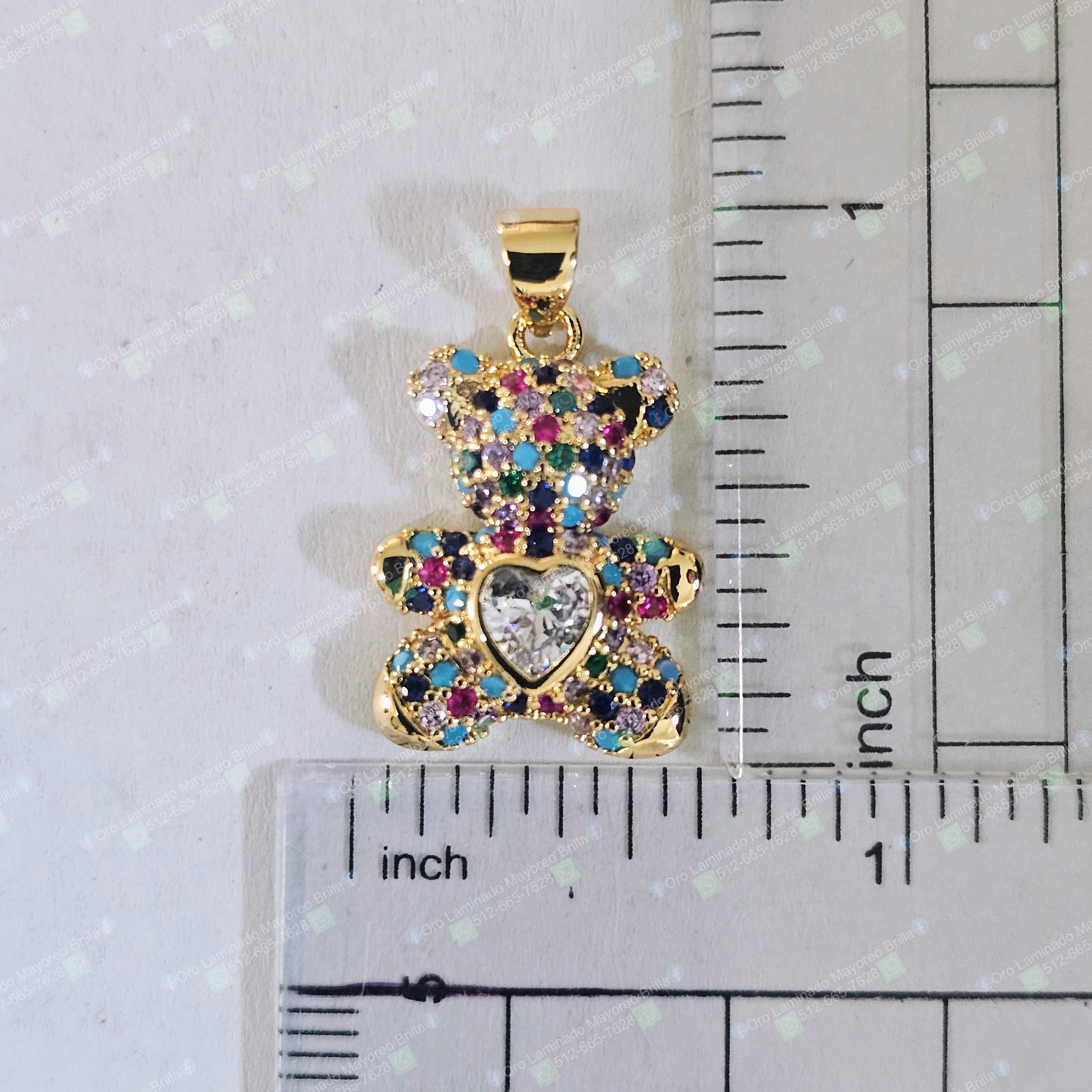 Dije de osito multicolor color oro con corazón brillante | Gold color multicolor teddy bear pendant with sparkling heart