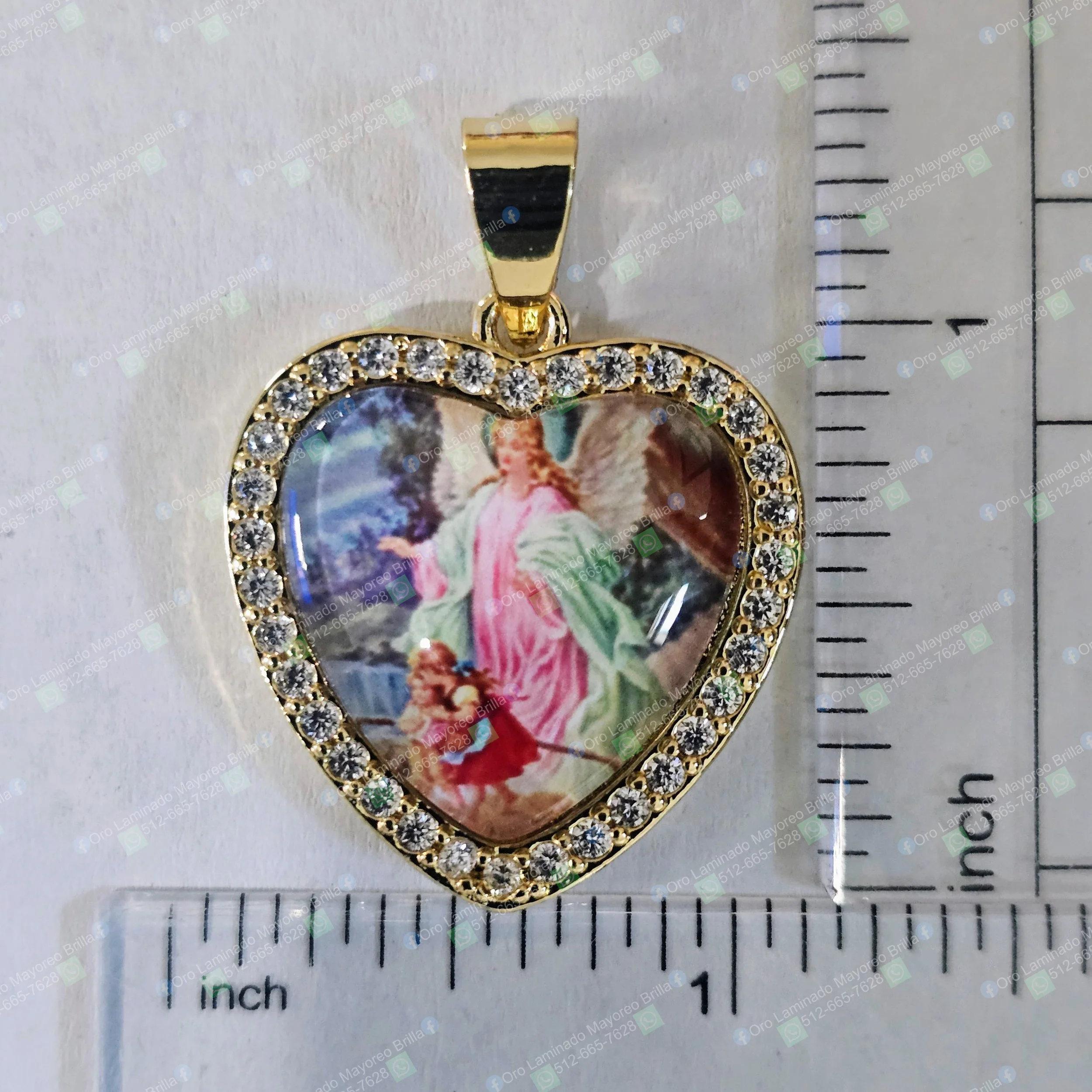 corazon Dije de ángel guardián en corazón color oro con piedras decorativas visibles | Gold color guardian angel heart pendant with visible decorative stones