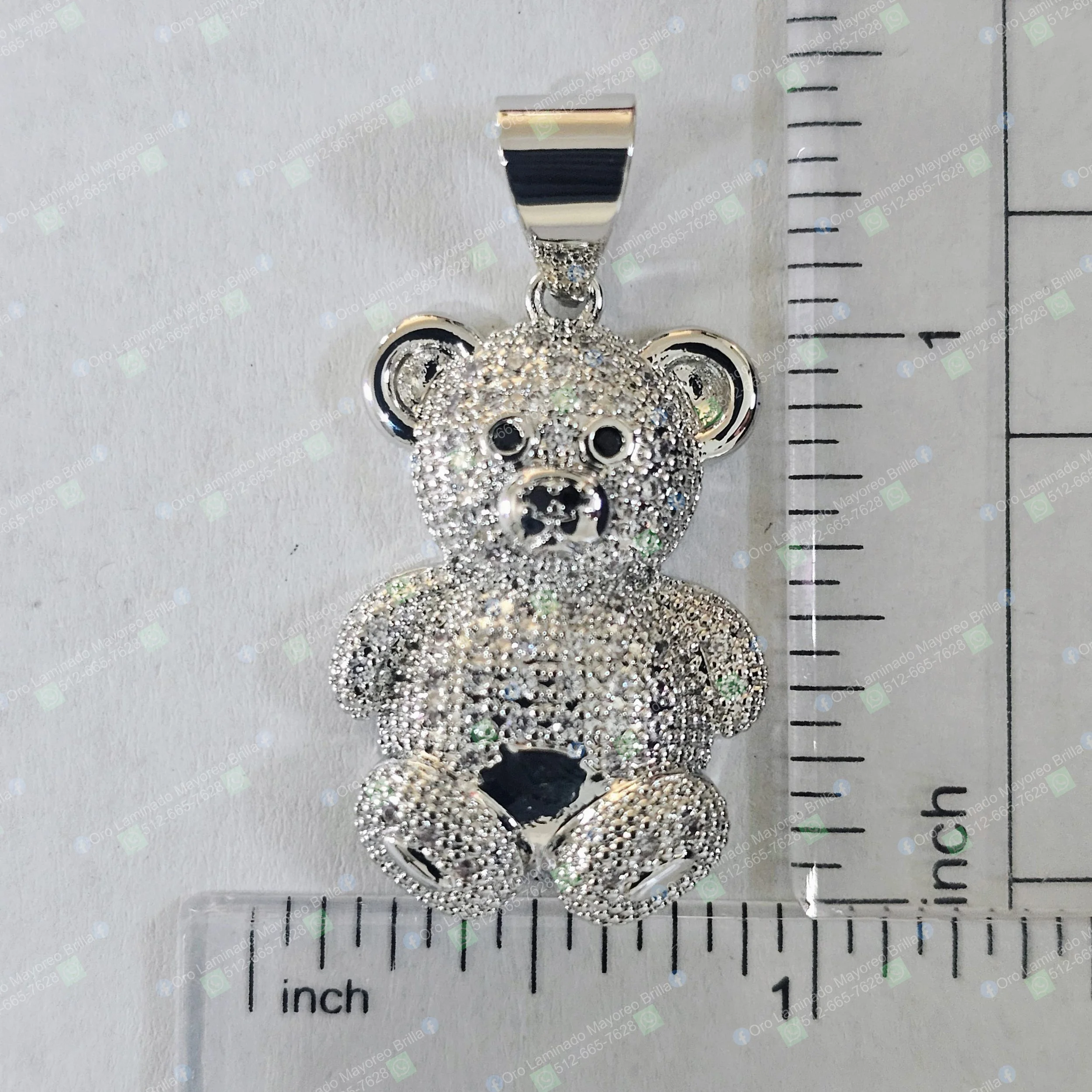 Dije de osito color plata con textura visible en todo el diseño | Silver color teddy bear pendant with visible texture throughout the design