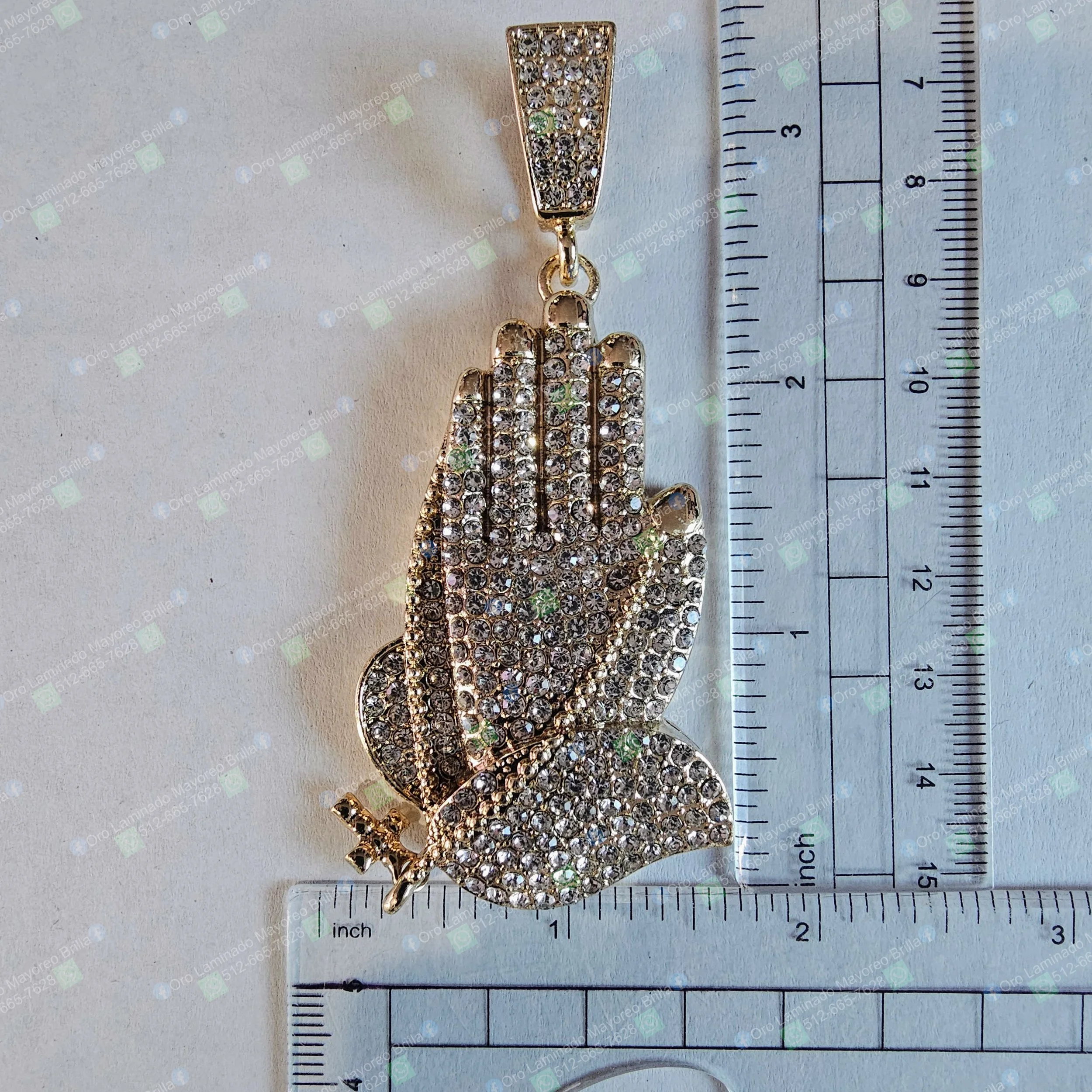 Dije manos de oración color oro con cruz y piedras brillantes | Gold color praying hands pendant with cross and sparkling stones