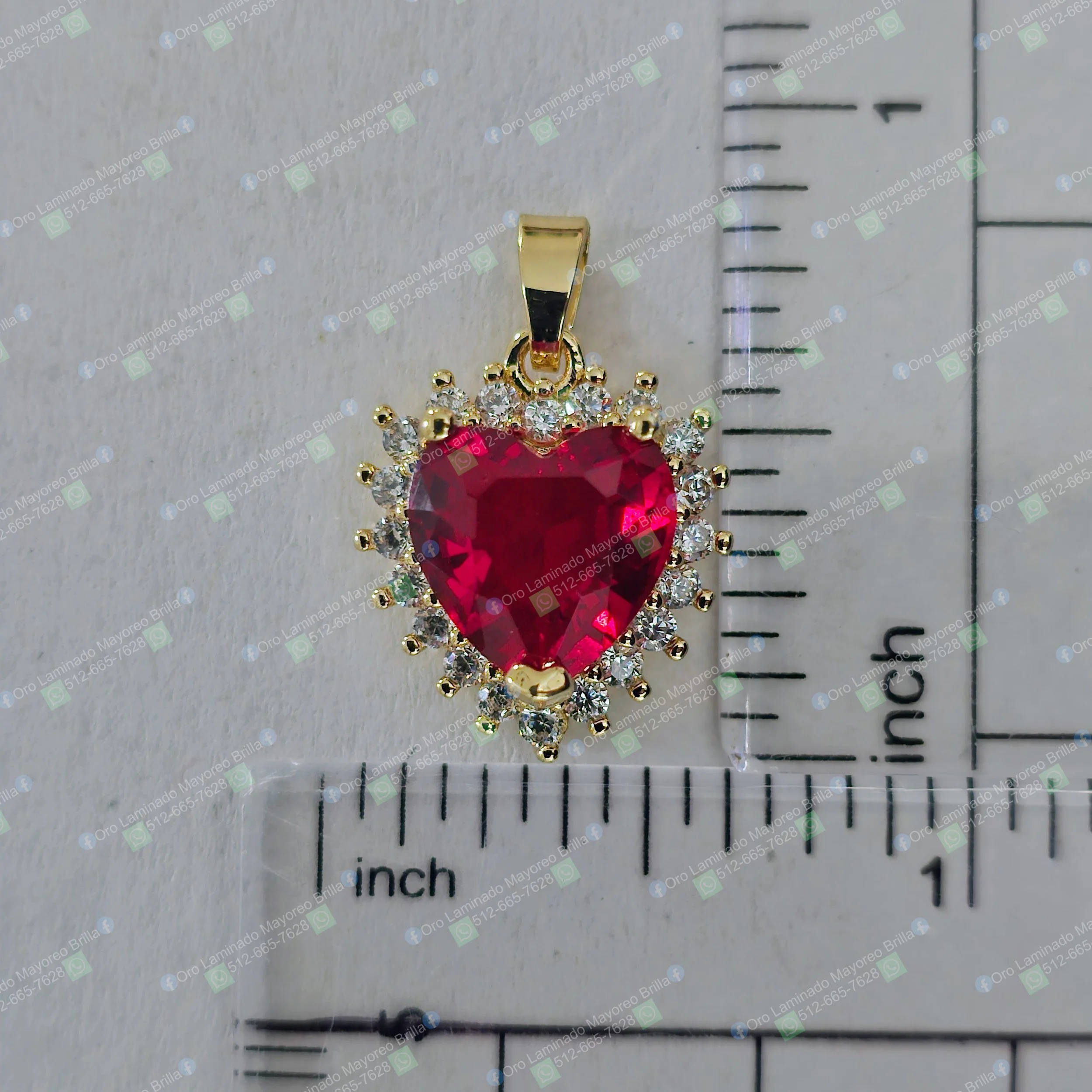 Dije color oro con corazón rojo y piedras brillantes | Gold color pendant with red heart stone and sparkling stones