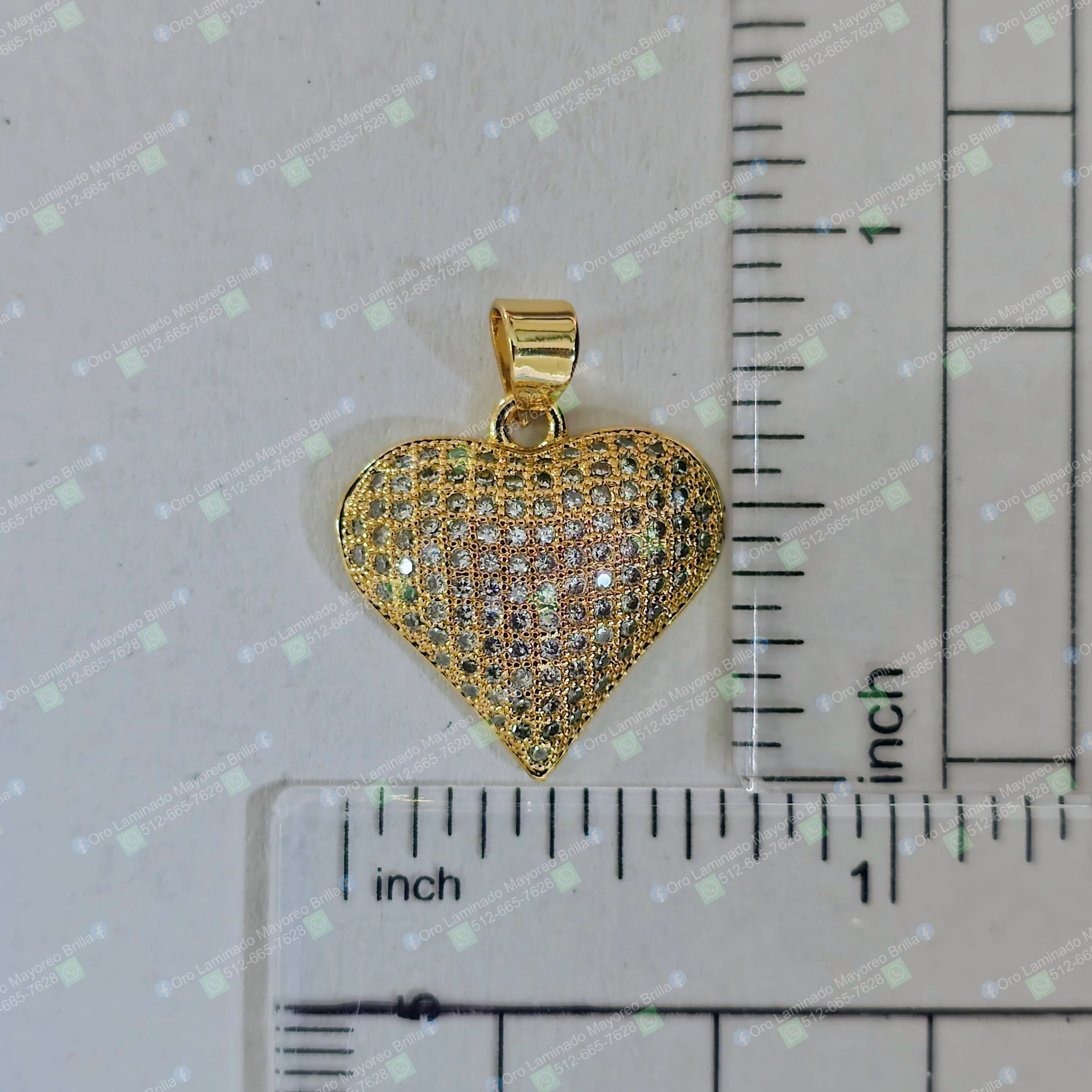 Dije de corazon color oro con piedras decorativas visibles | Gold color heart pendant with visible decorative stones
