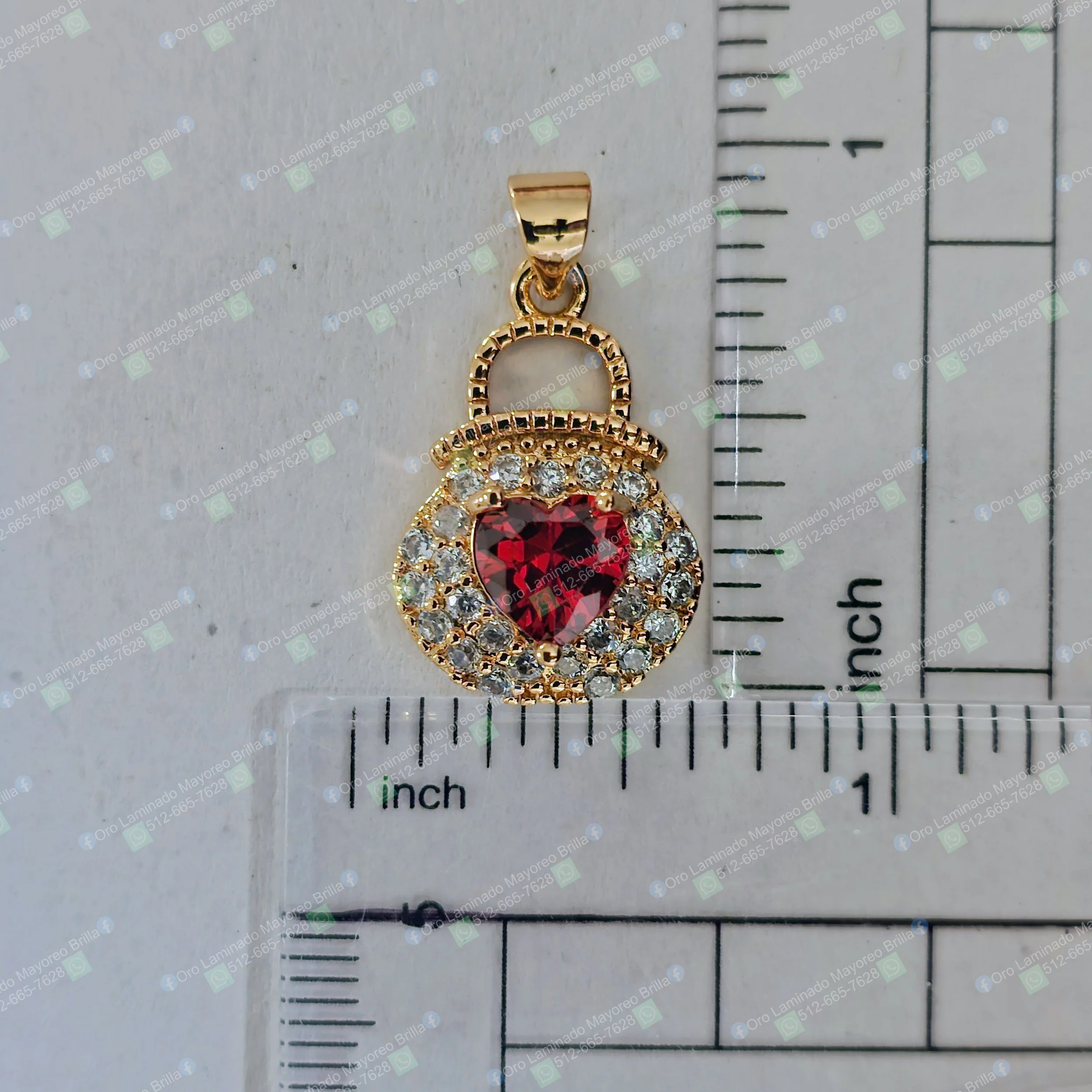 Dije bolsa color oro con corazón rojo y piedras brillantes | Gold color purse pendant with red heart stone and clear stones