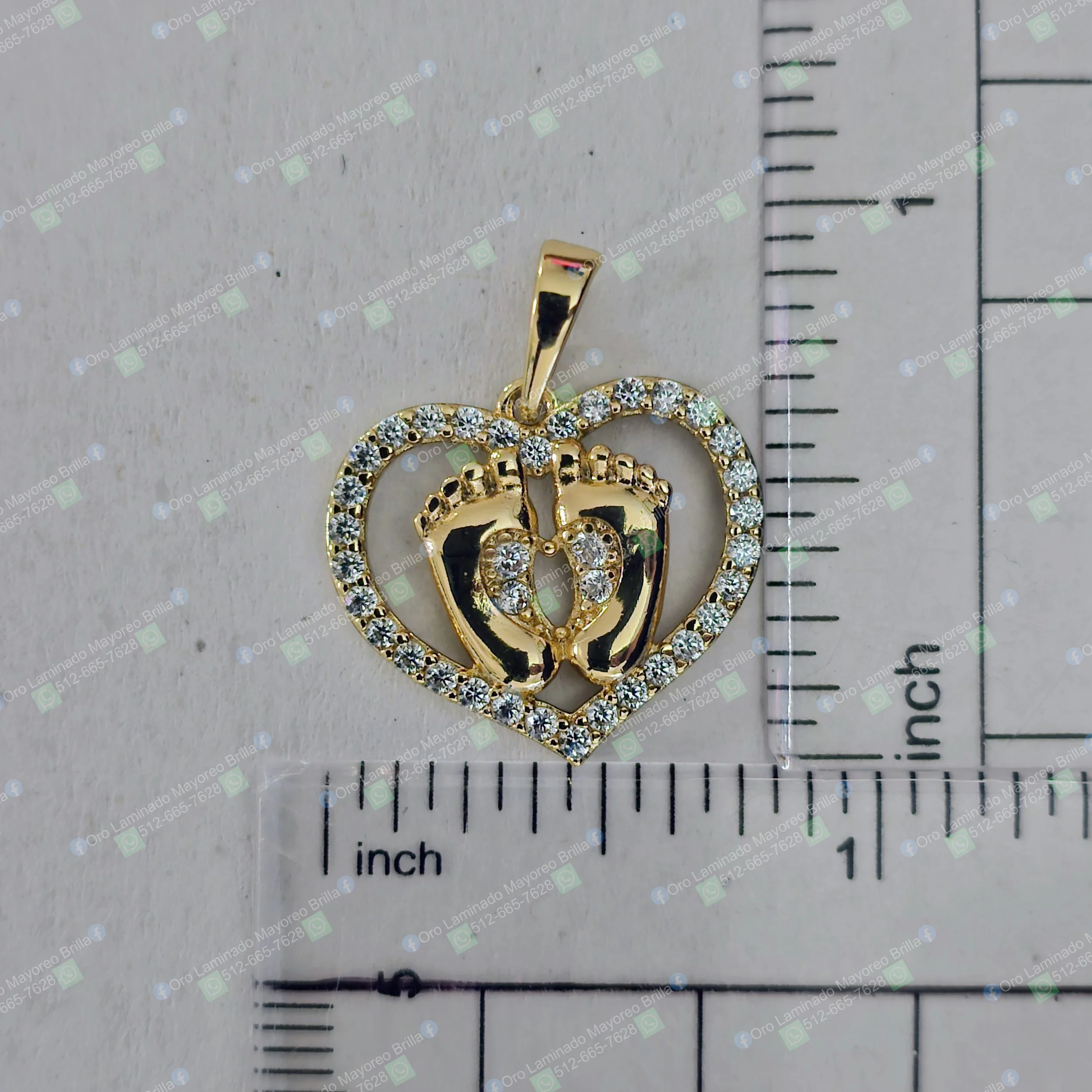 corazon Dije corazòn con piecitos de bebé color oro con piedras decorativas visibles | Gold color baby feet heart pendant with visible decorative stones