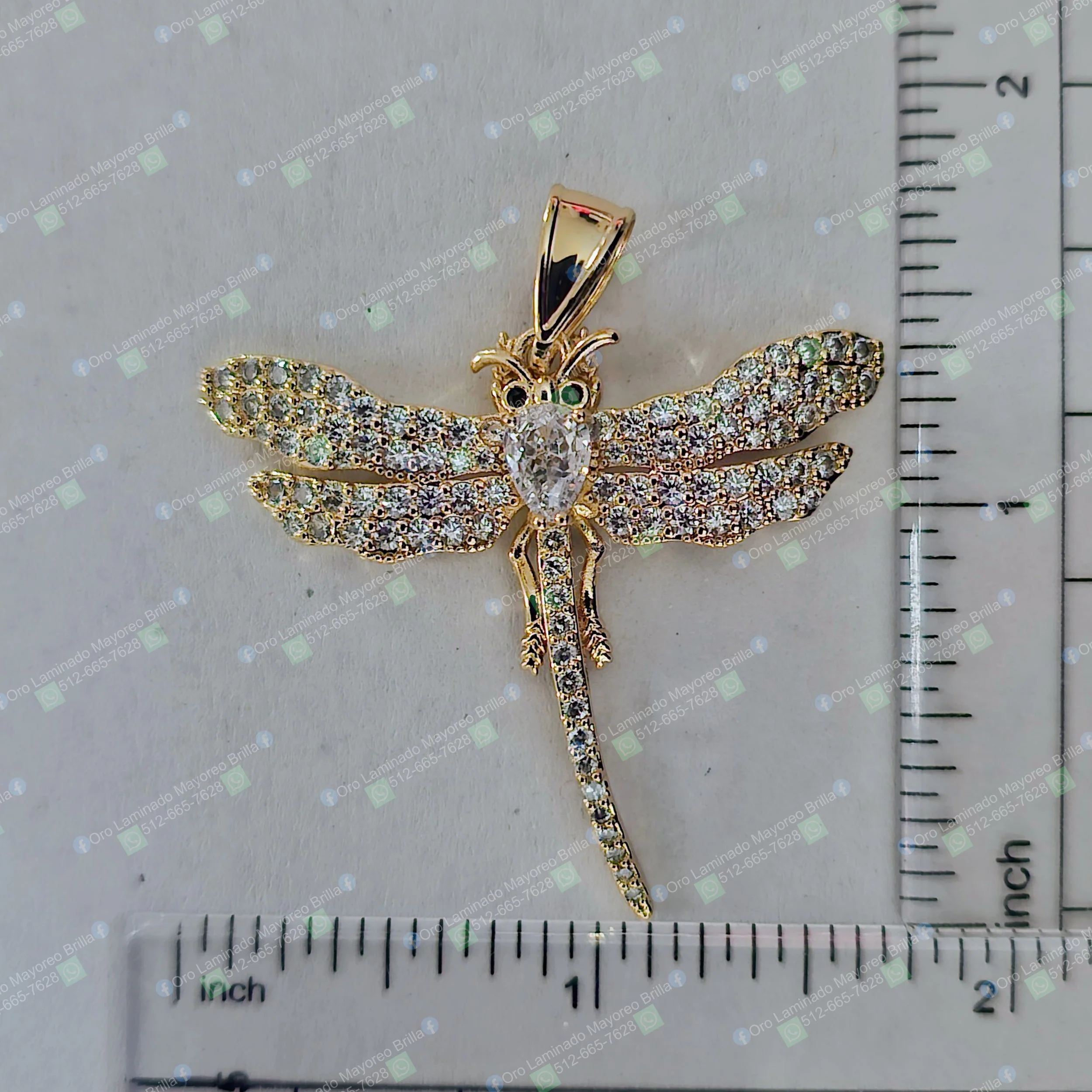 Dije de libélula color oro con piedras decorativas visibles en alas y cuerpo | Gold color dragonfly pendant with visible decorative stones on wings and body