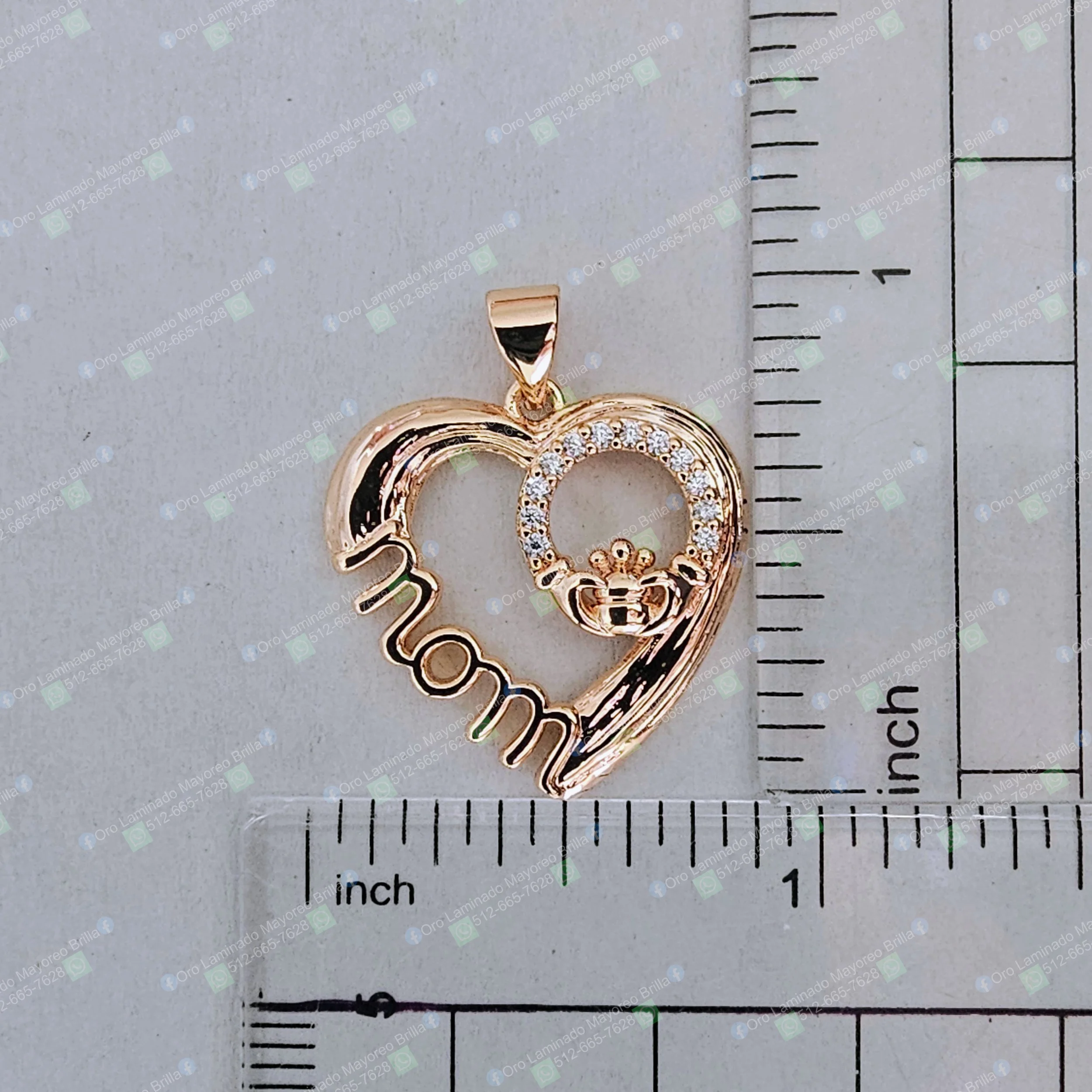 Dije Mom con corazón y corona color oro con piedras brillantes | Mom heart pendant with crown gold color and clear stones