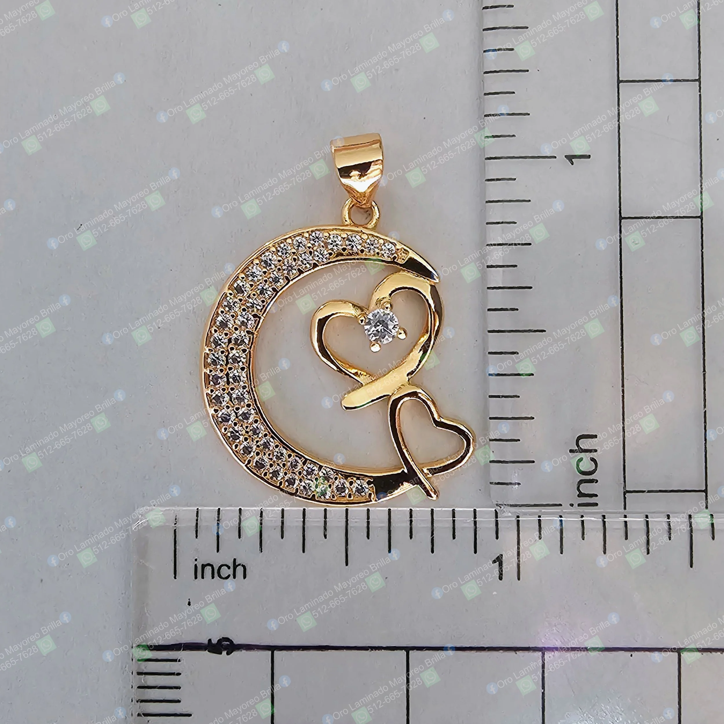 Dije luna con corazones y piedras brillantes color oro | Moon pendant with hearts and clear stones gold color