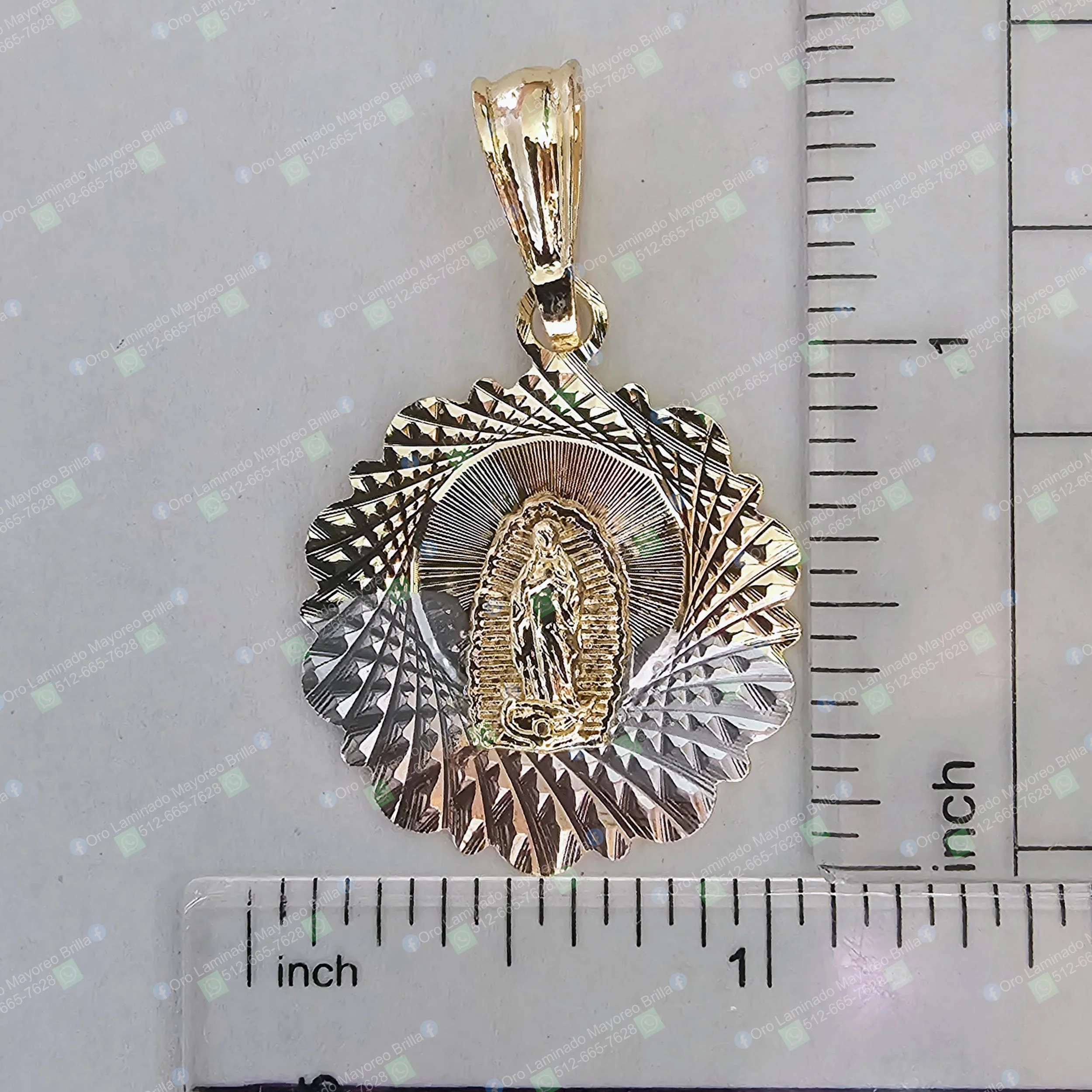 Dije Virgen de Guadalupe redondo con borde scalloped en color oro y plata | Gold color Round Our Lady of Guadalupe pendant with scalloped edge in gold and silver color