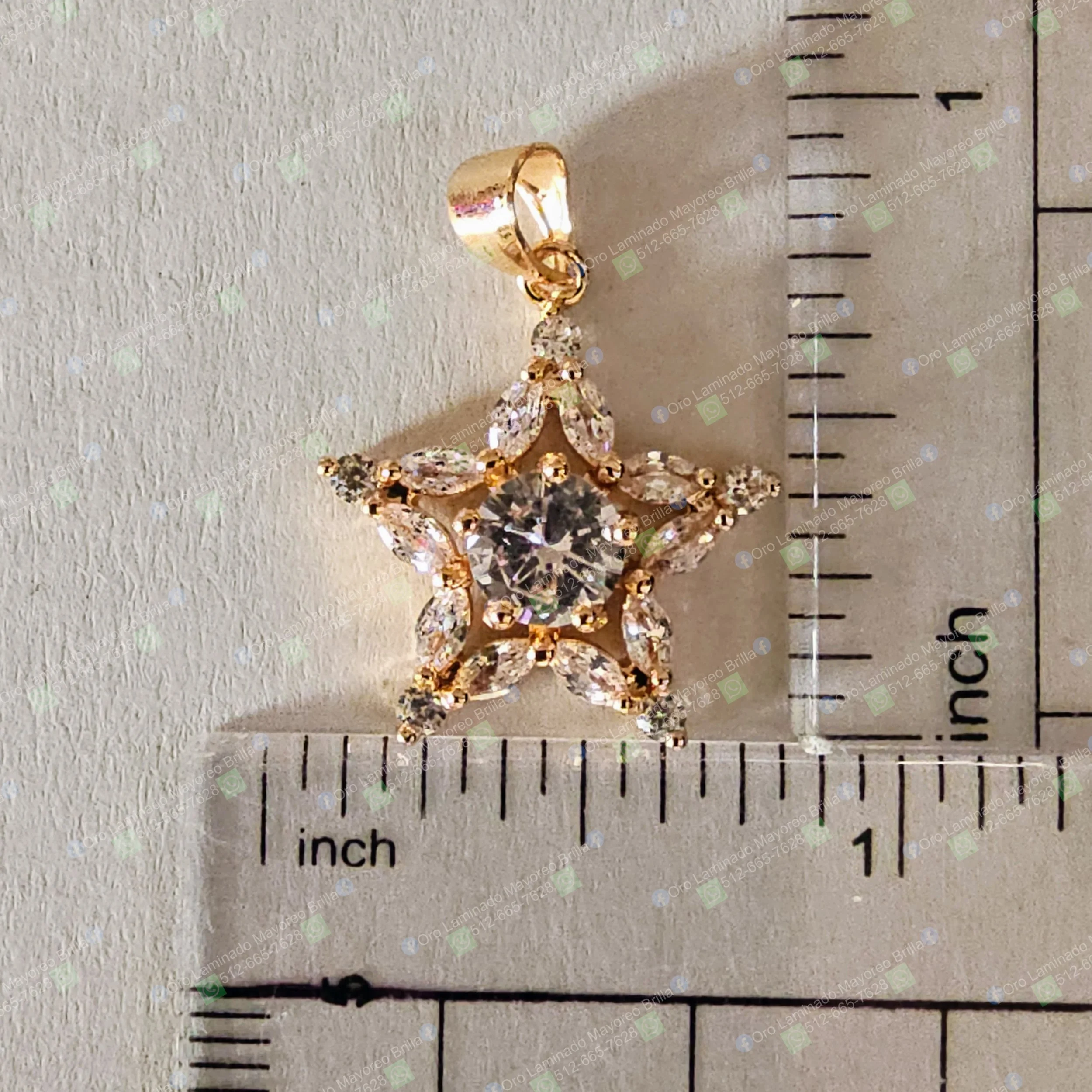 Dije estrella color oro con piedras decorativas visibles y diseño brillante | Gold color star pendant with visible decorative stones and bright design