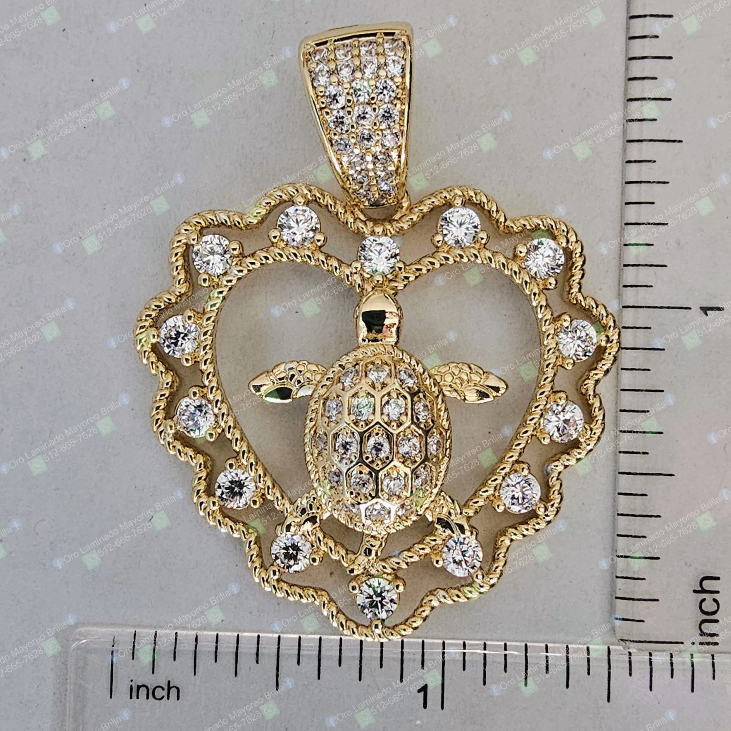Dije de tortuga y corazon color oro con piedras decorativas visibles | Gold color turtle and heart pendant with visible decorative stones