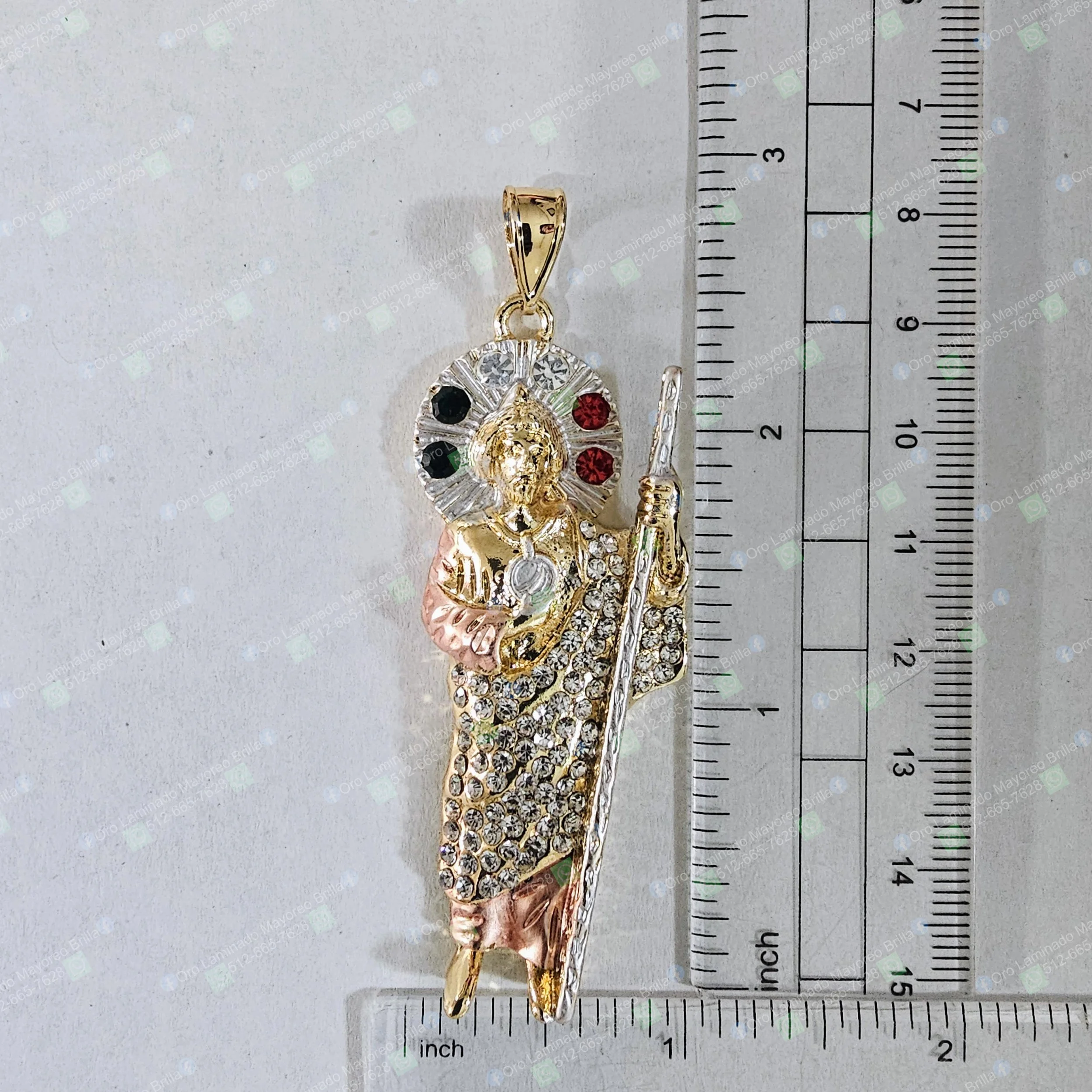 Dije San Judas Tadeo tres tonos con piedras brillantes color oro | Saint Jude three tone pendant with clear stones gold color