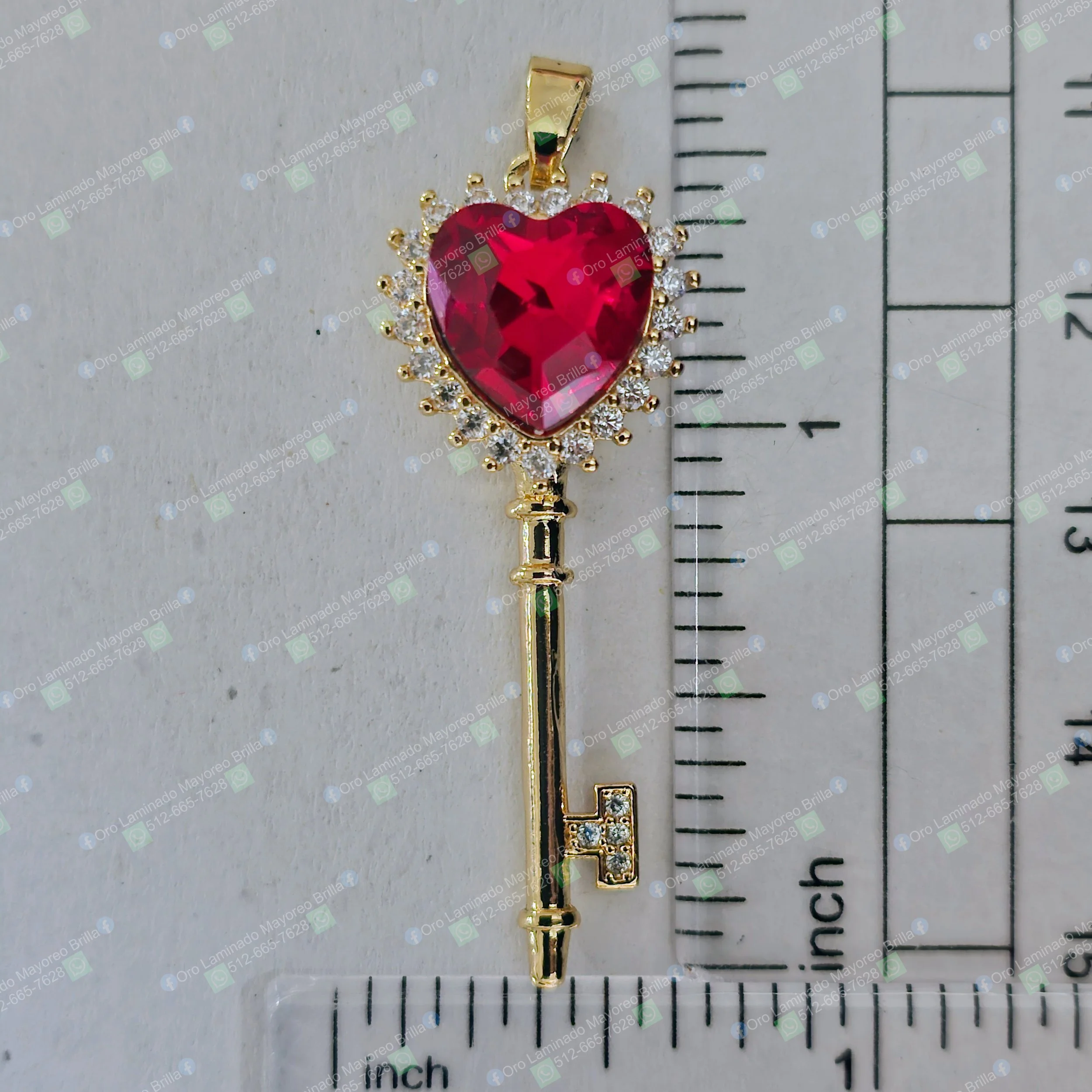 corazon Dije de llave con corazón color oro y piedras decorativas visibles | Gold color heart pendant Gold color key pendant with heart and visible decorative stones
