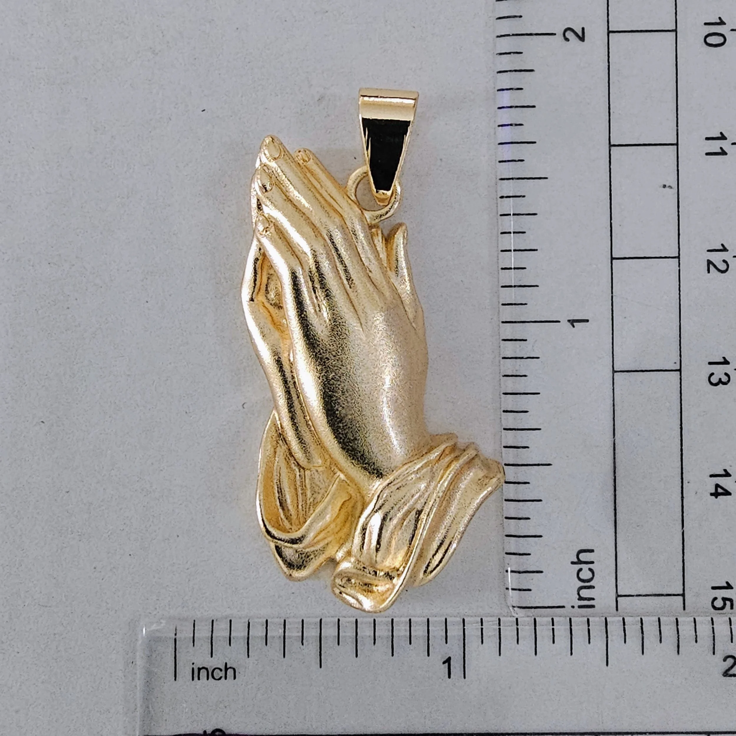 Dije manos en oración color oro con detalles finos | Gold color praying hands pendant with fine details