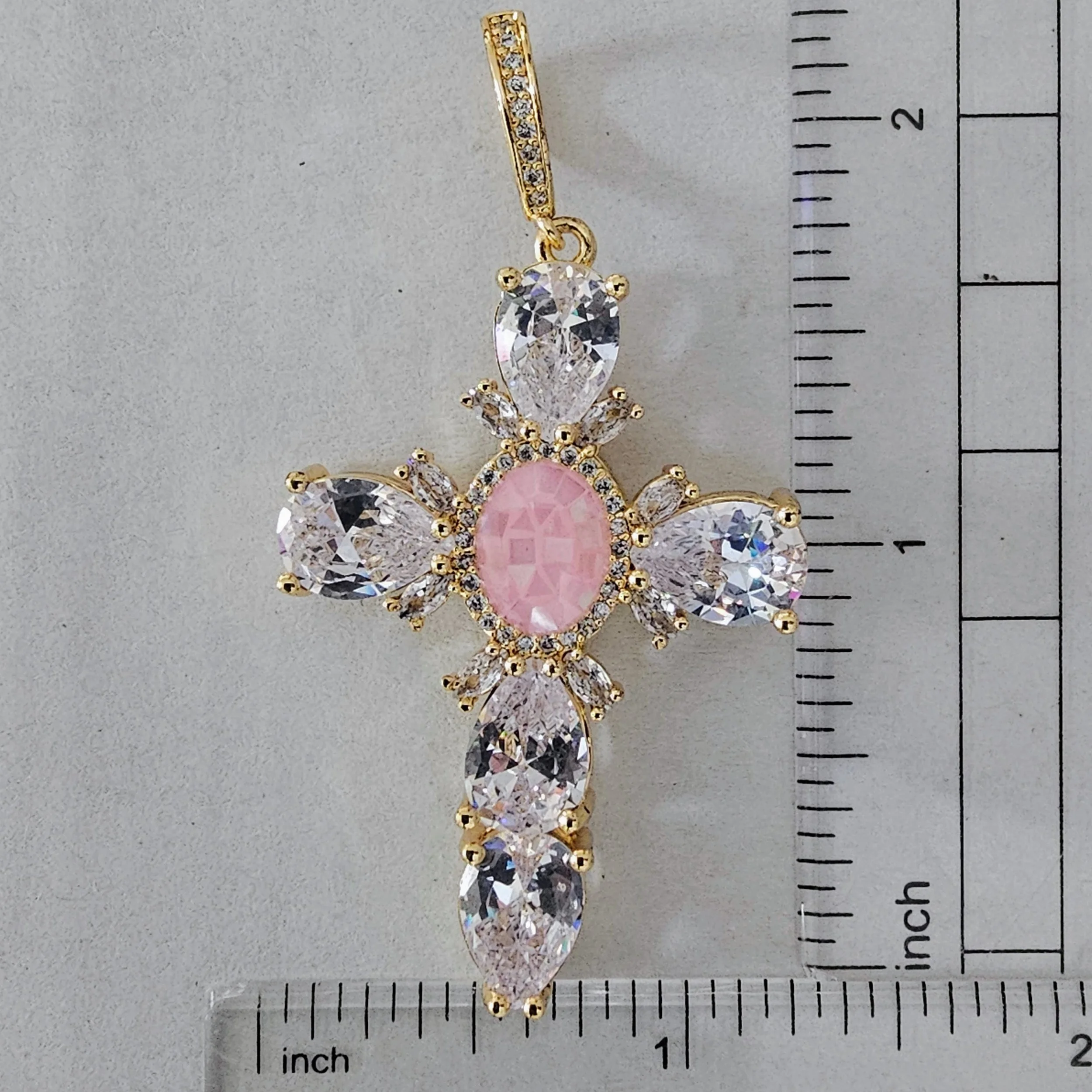 Dije cruz color oro con piedra rosa y piedras decorativas transparentes | Gold color cross pendant with pink stone and clear decorative stones
