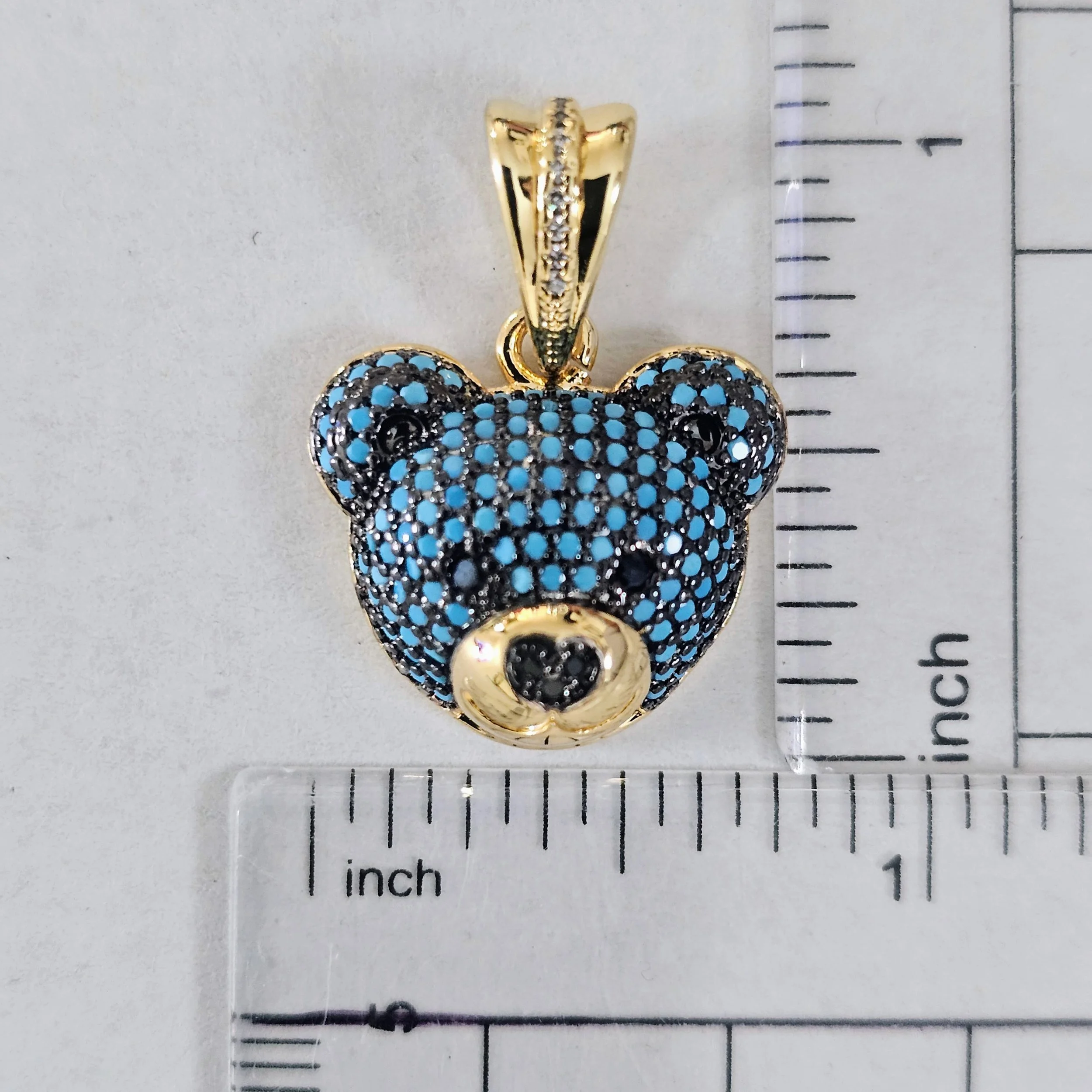 Dije de oso cabeza con piedras decorativas azul y negro color oro | Gold color bear head pendant with blue and black decorative stones