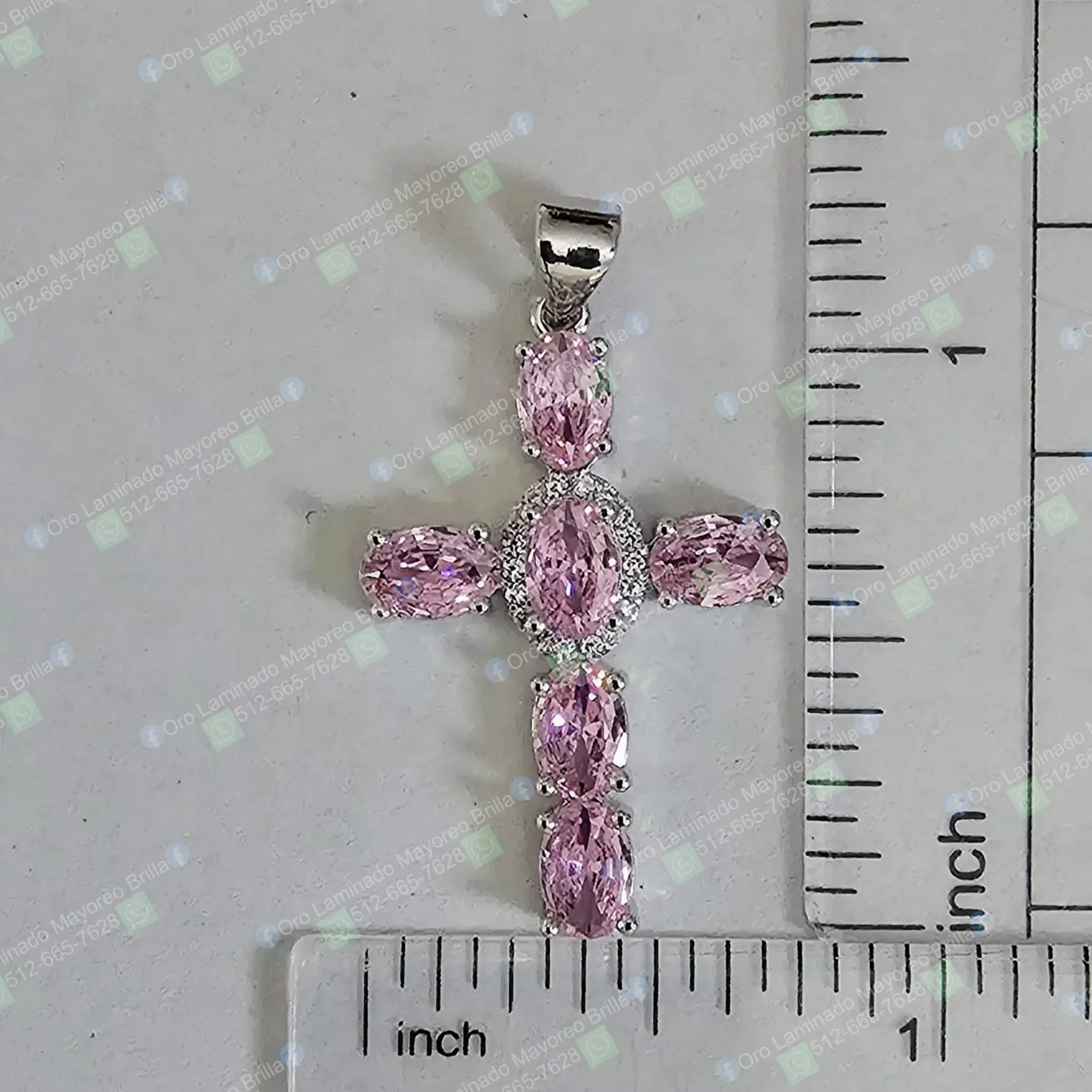 Dije cruz con piedras rosadas color plata | Cross pendant with pink stones silver color