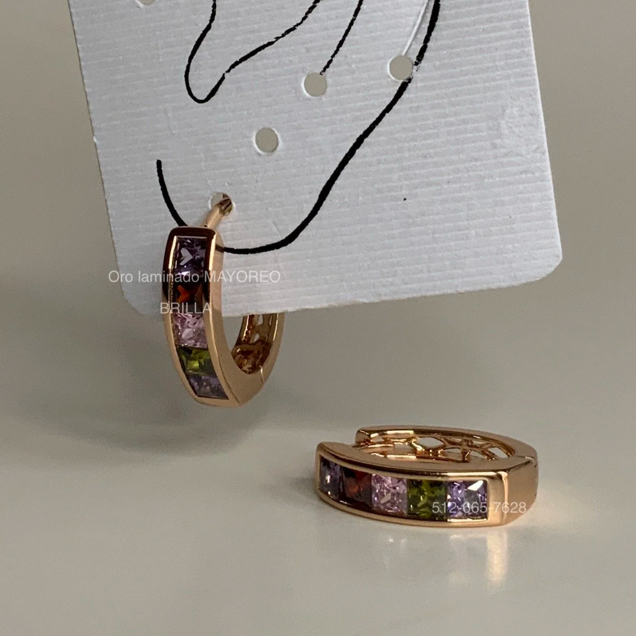 Aretes de aro pequeño con piedras multicolor en oro laminado. Small hoop earrings with multicolor stones in laminated gold.