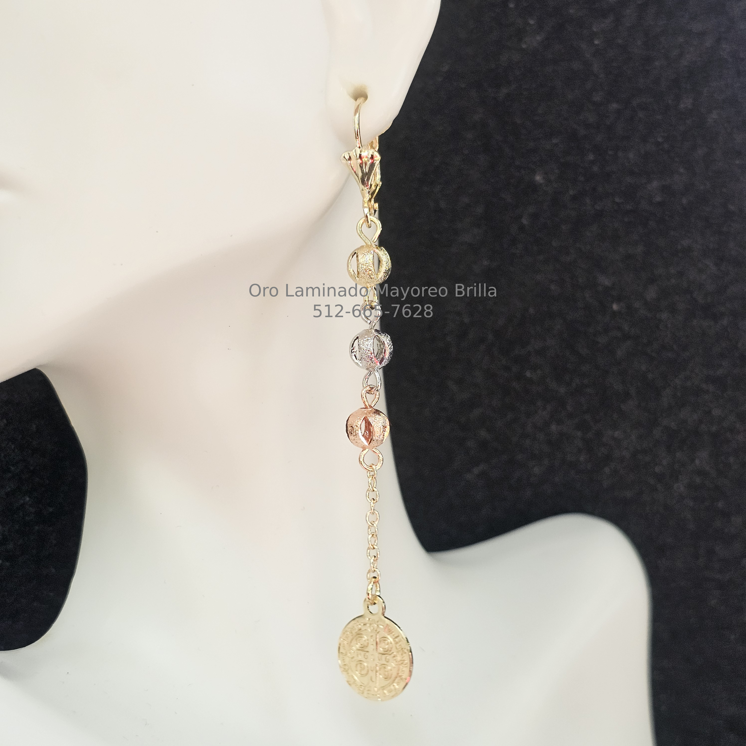 Arete Largo con Esferas Tricolor y Dije Redondo | Tricolor Drop Earring with Round Charm