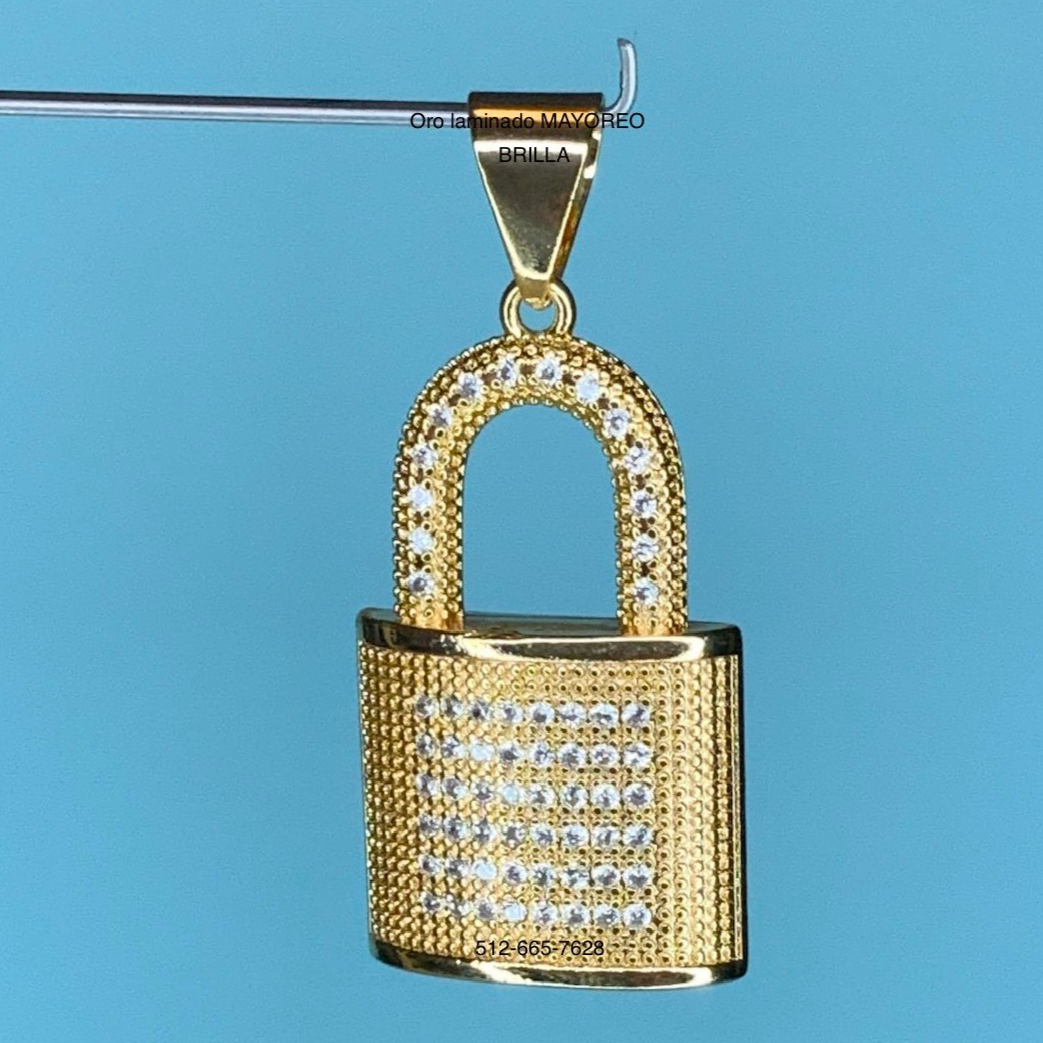 Dije candado oro laminado con piedras. Gold plated padlock pendant with stones.