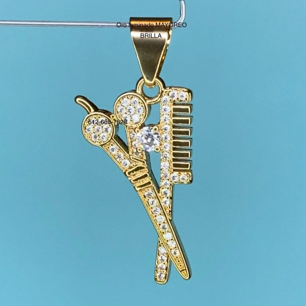 Dije de estilista en oro laminado con tijeras y peine. Gold stylist pendant with scissors and comb design.