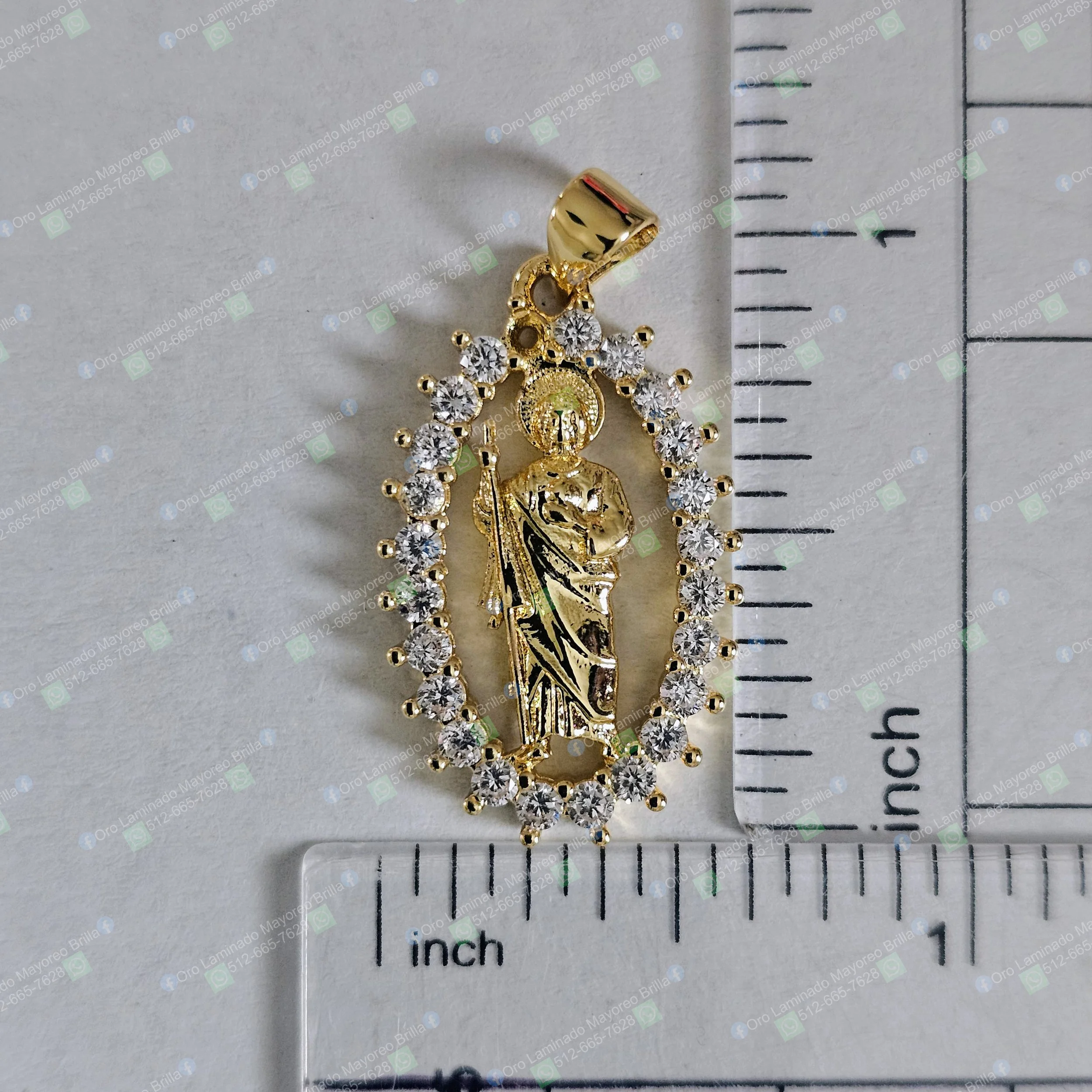 Dije de San Judas Tadeo con marco ovalado de piedras color oro joyeria mayoreo | Saint Jude religious pendant with oval stone halo gold color wholesale jewelry