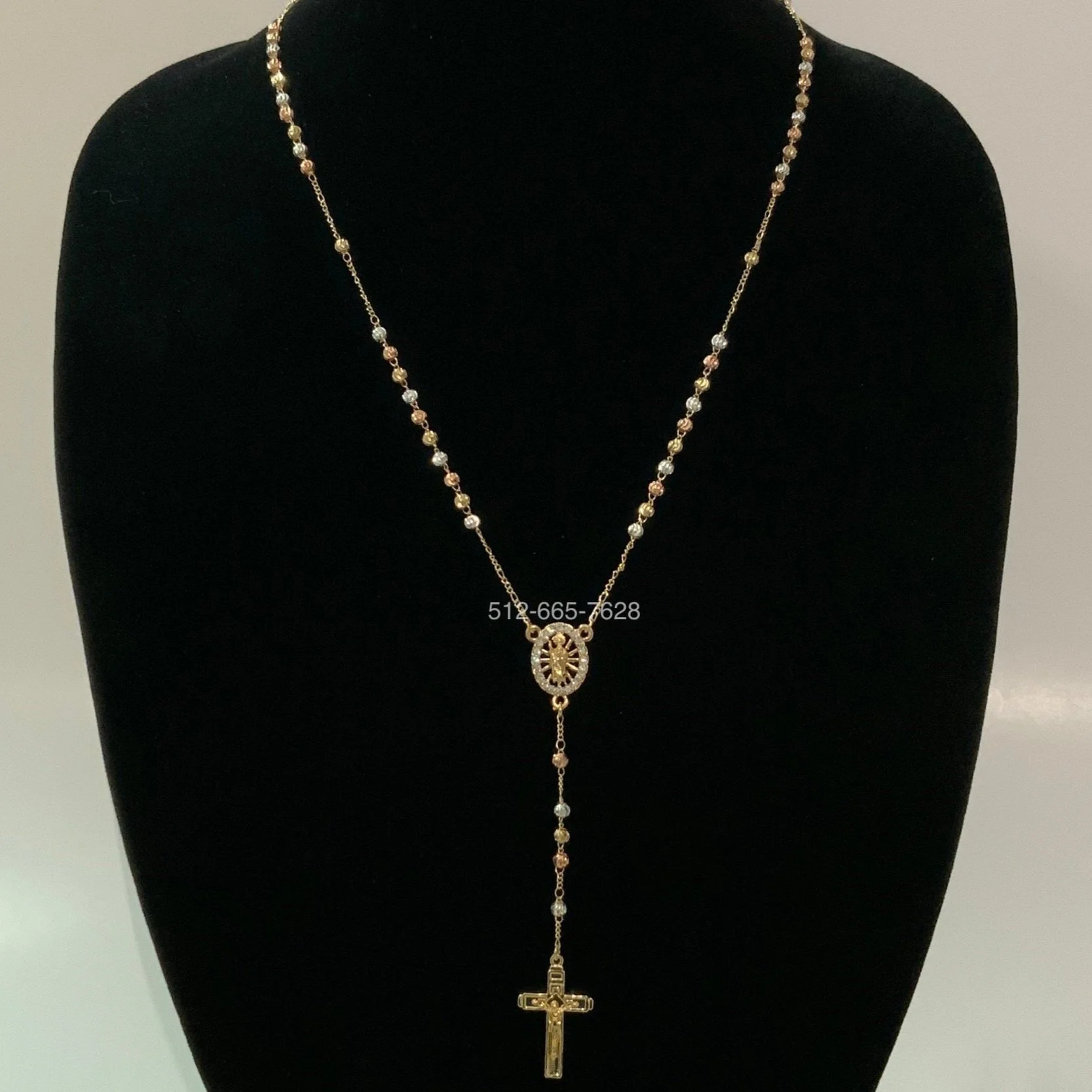 Rosario laminado en oro de 24 pulgadas con cuentas bicolor y cruz. Gold plated 24 inch rosary with two-tone beads and cross.