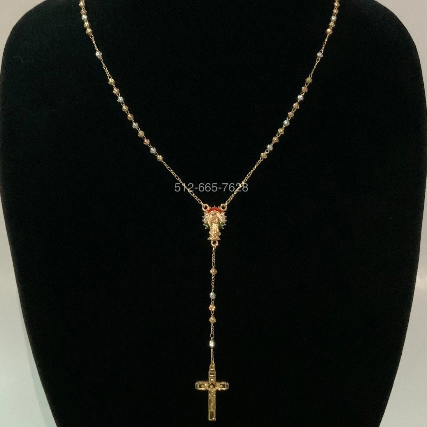 Rosario laminado en oro de 24 pulgadas con Virgen de Guadalupe y cruz. Gold plated 24 inch rosary with Virgin of Guadalupe and cross.