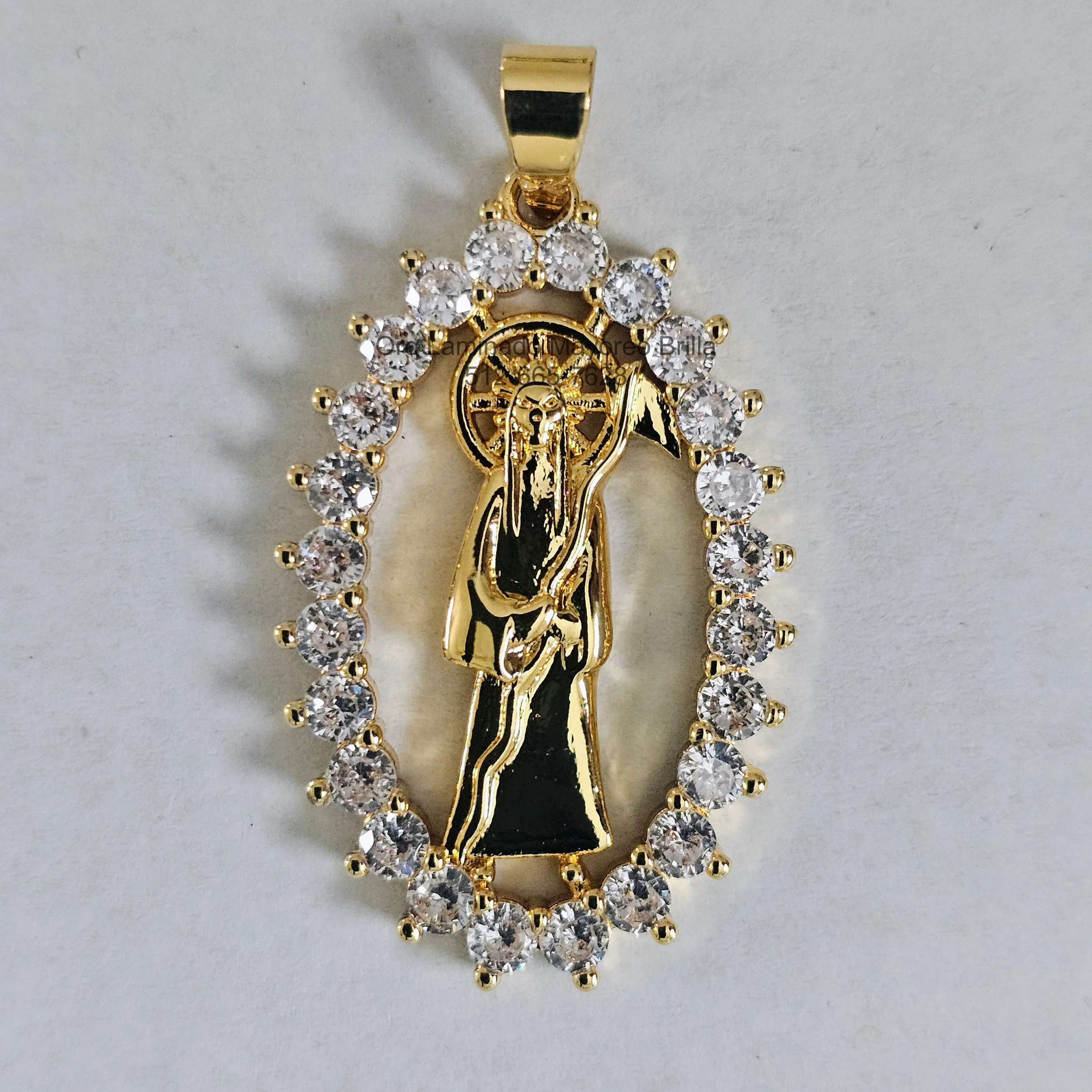 Dije Santa Muerte con piedras brillantes color oro para joyeria mayoreo | Saint Death pendant with sparkling stones gold color for wholesale jewelry