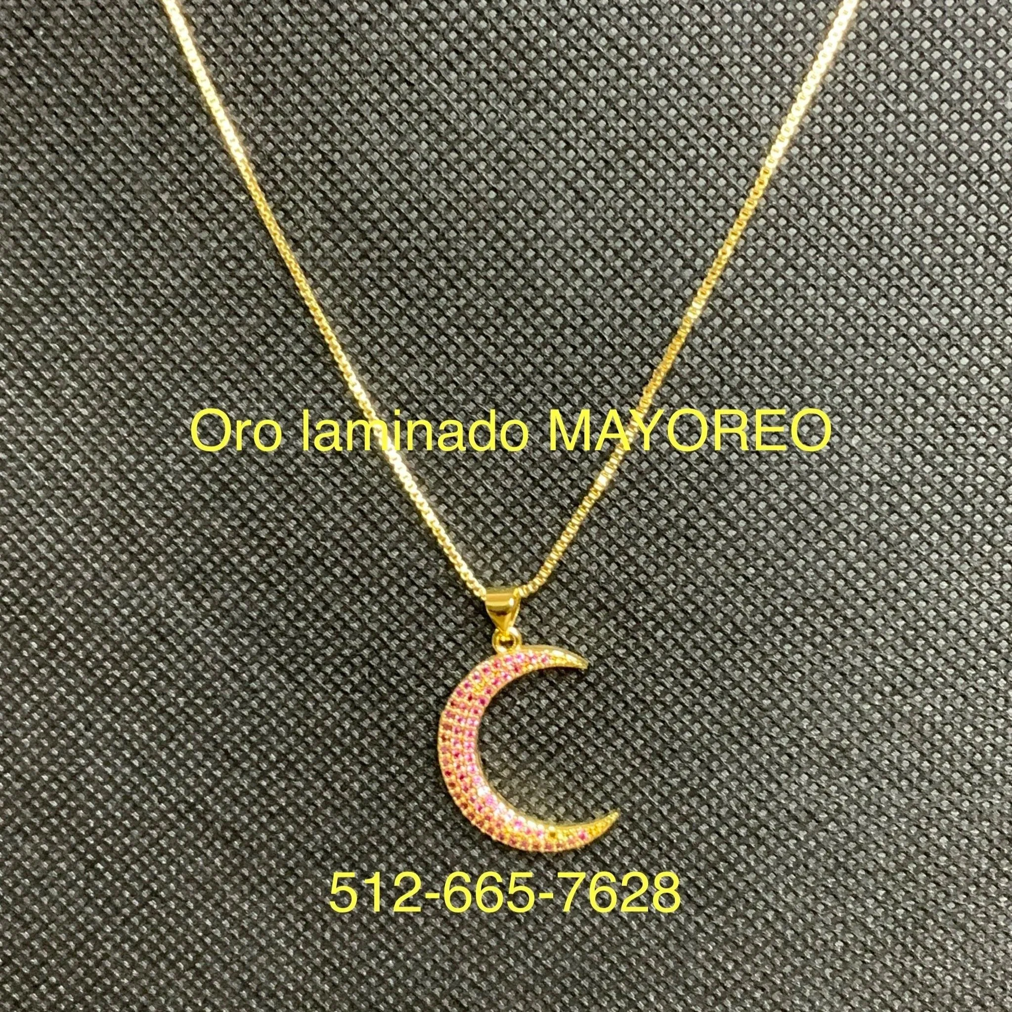 Collar con dije de media luna en tonos rosados. Necklace with pink crescent moon pendant.