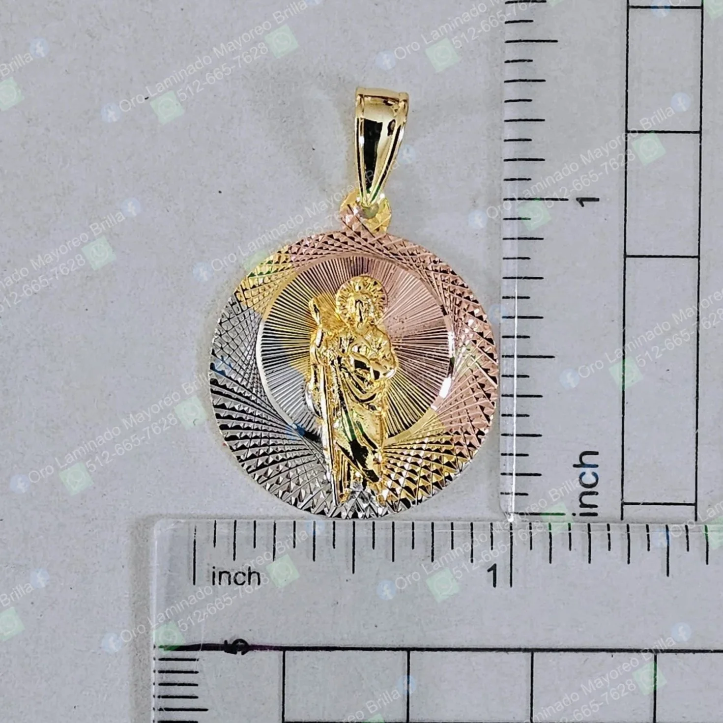 Dije redondo San Judas Tadeo tres tonos diamantado color oro | Round Saint Jude pendant three tone diamond cut gold color