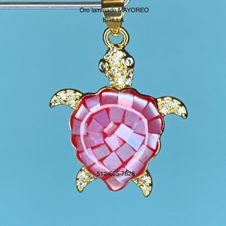Dije de tortuga rosa en oro laminado con concha brillante. Pink turtle pendant in laminated gold with radiant shell.