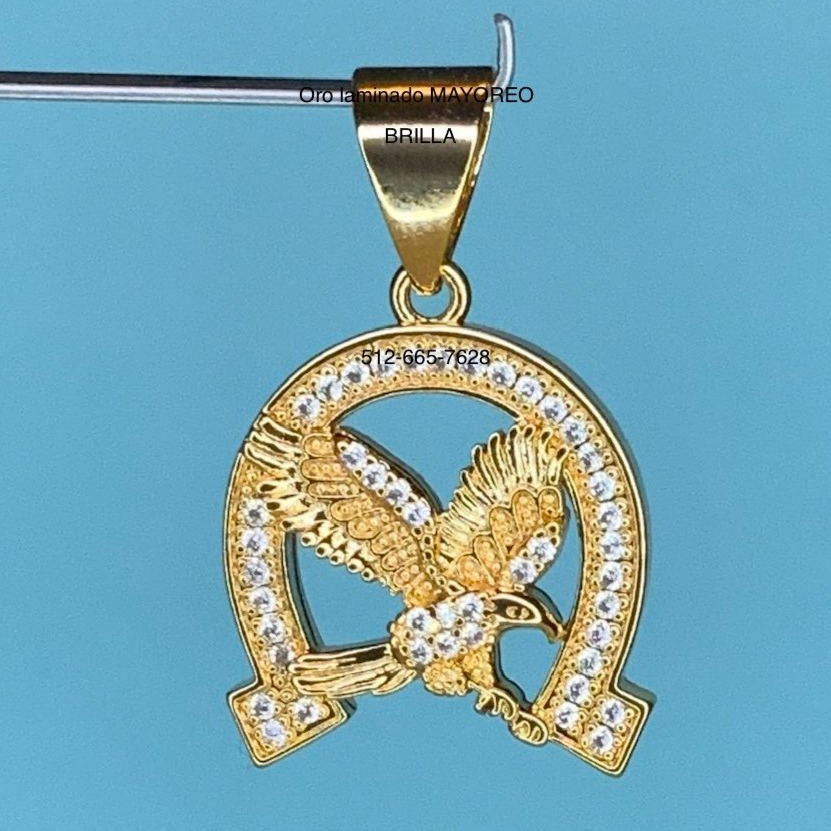 Dije herradura con águila oro laminado y piedras. Gold plated horseshoe eagle pendant with stones.