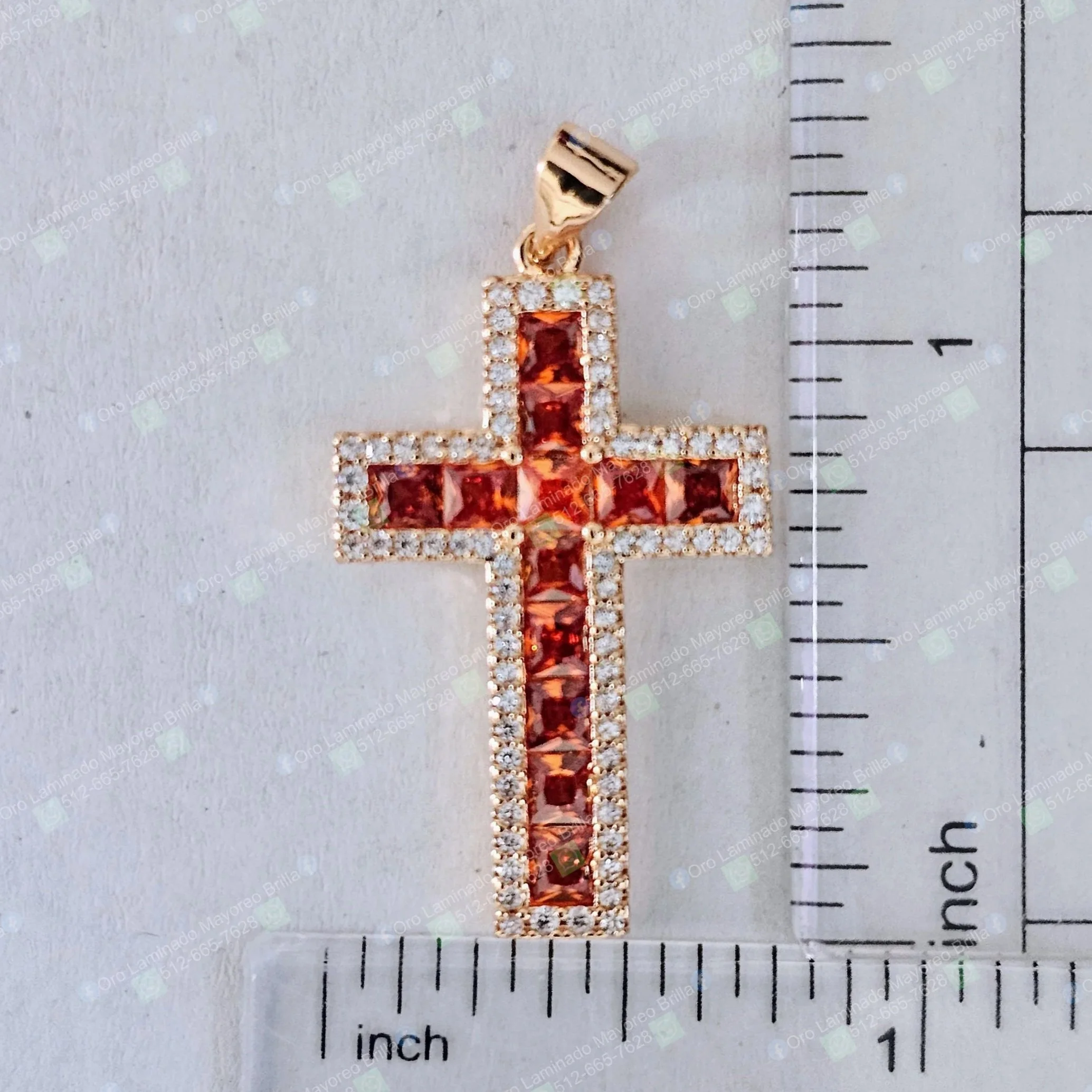 Dije cruz roja color oro rosa con piedras brillantes | Rose gold color red cross pendant with sparkling stones
