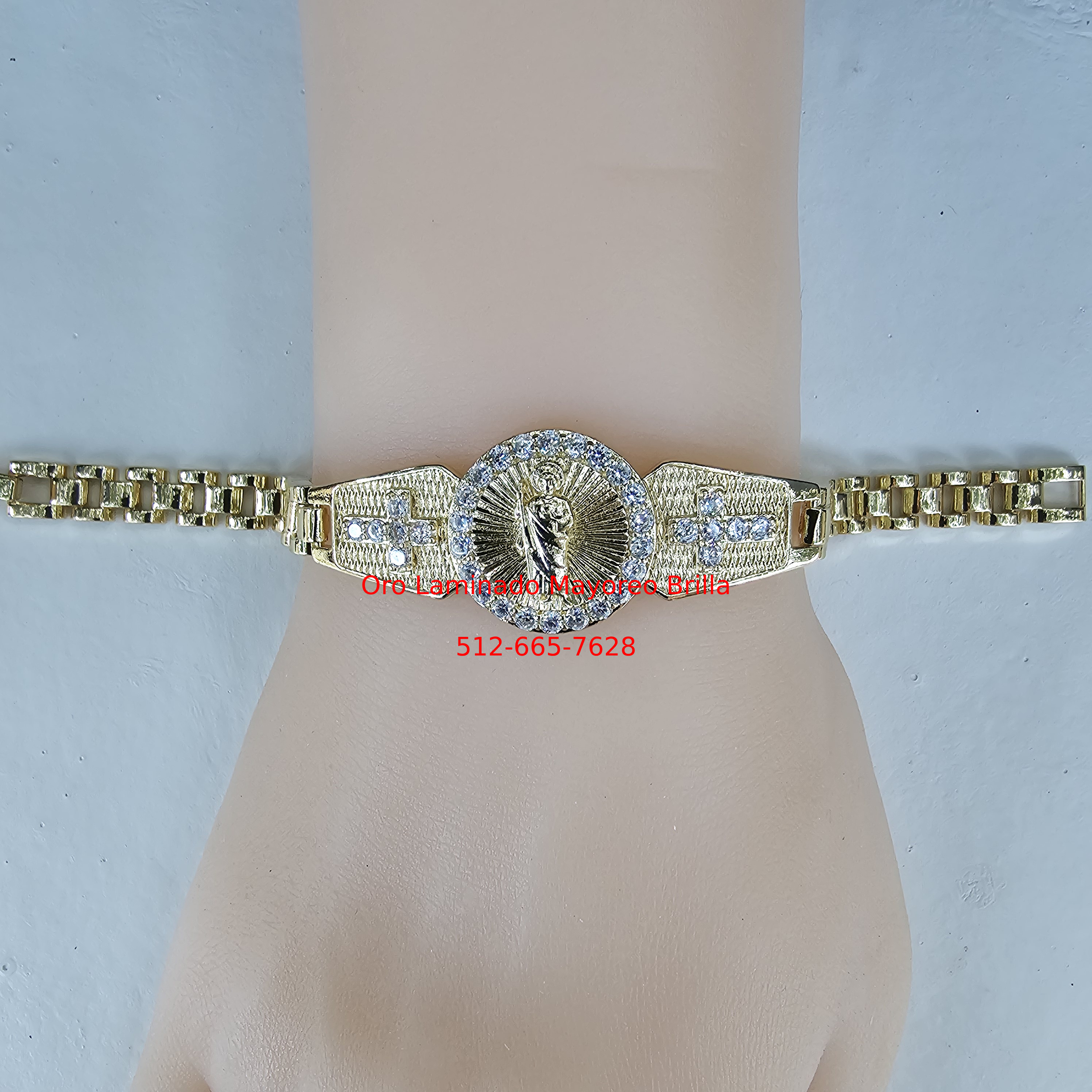 "Pulsera de oro laminado con Virgen de Guadalupe y zirconias brillantes." "Laminated gold bracelet with Virgin of Guadalupe and sparkling zirconia."