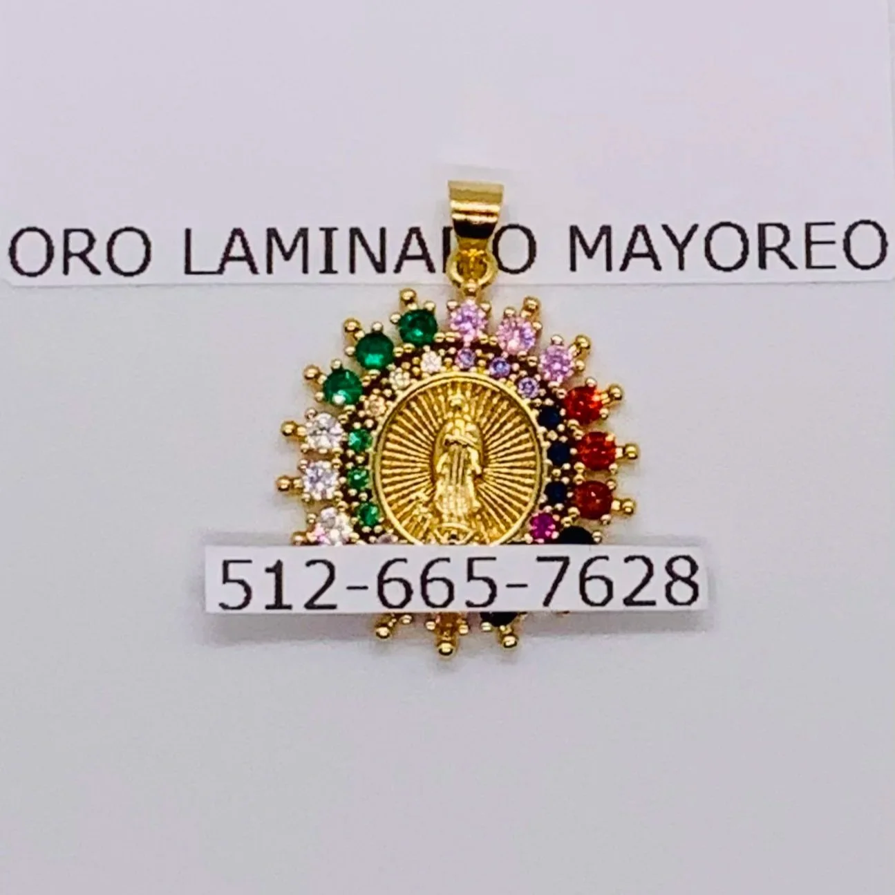 Dije Virgen de Guadalupe con zirconias multicolores en oro laminado Guadalupe pendant with multicolor zirconias in laminated gold