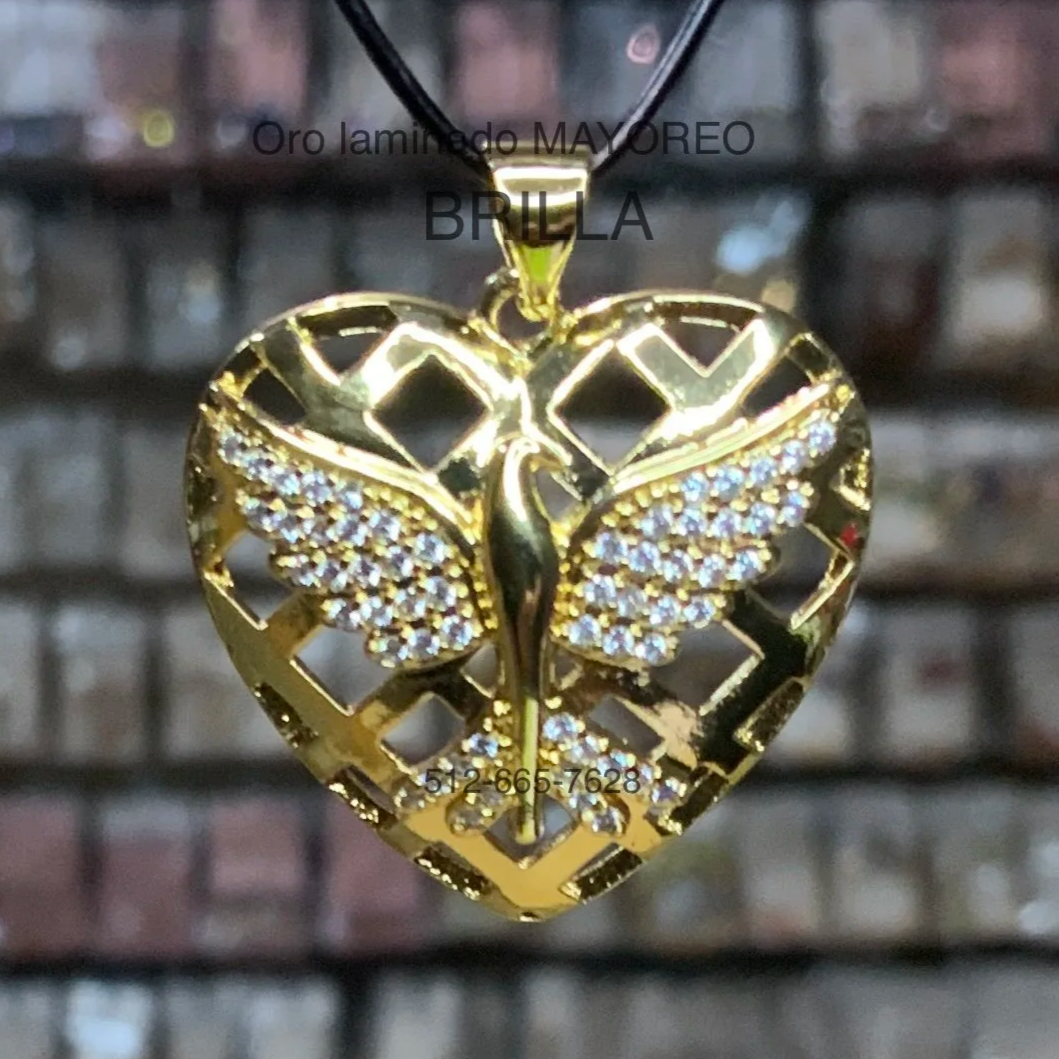 Dije de corazón dorado con mariposa incrustada en piedras. Gold heart pendant with embedded butterfly and sparkling accents.
